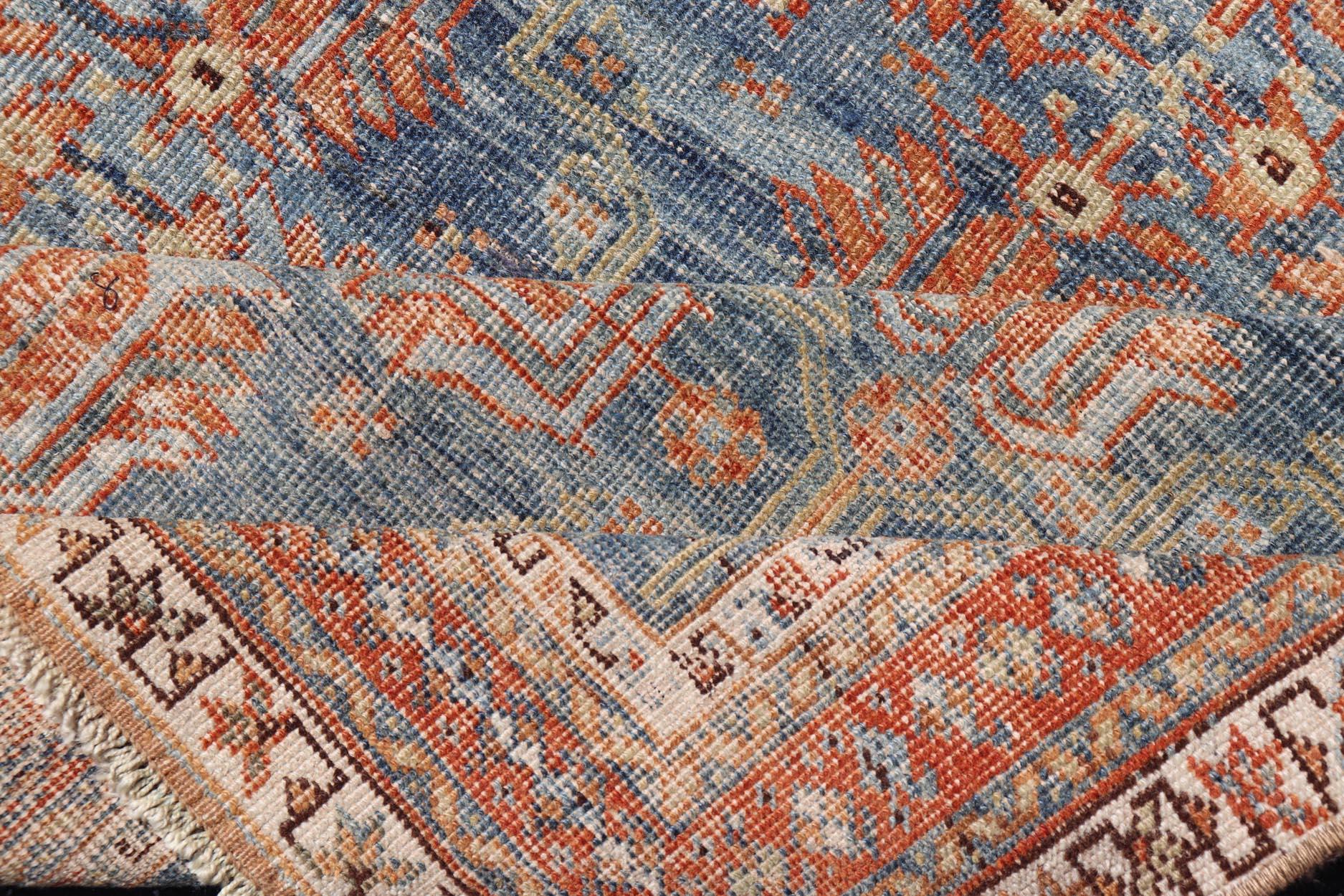 Alfombra Persa Afshar Antigua con Diseño Geométrico Allover en Azul Suave 3'10 x 4'7 siglo XX en venta