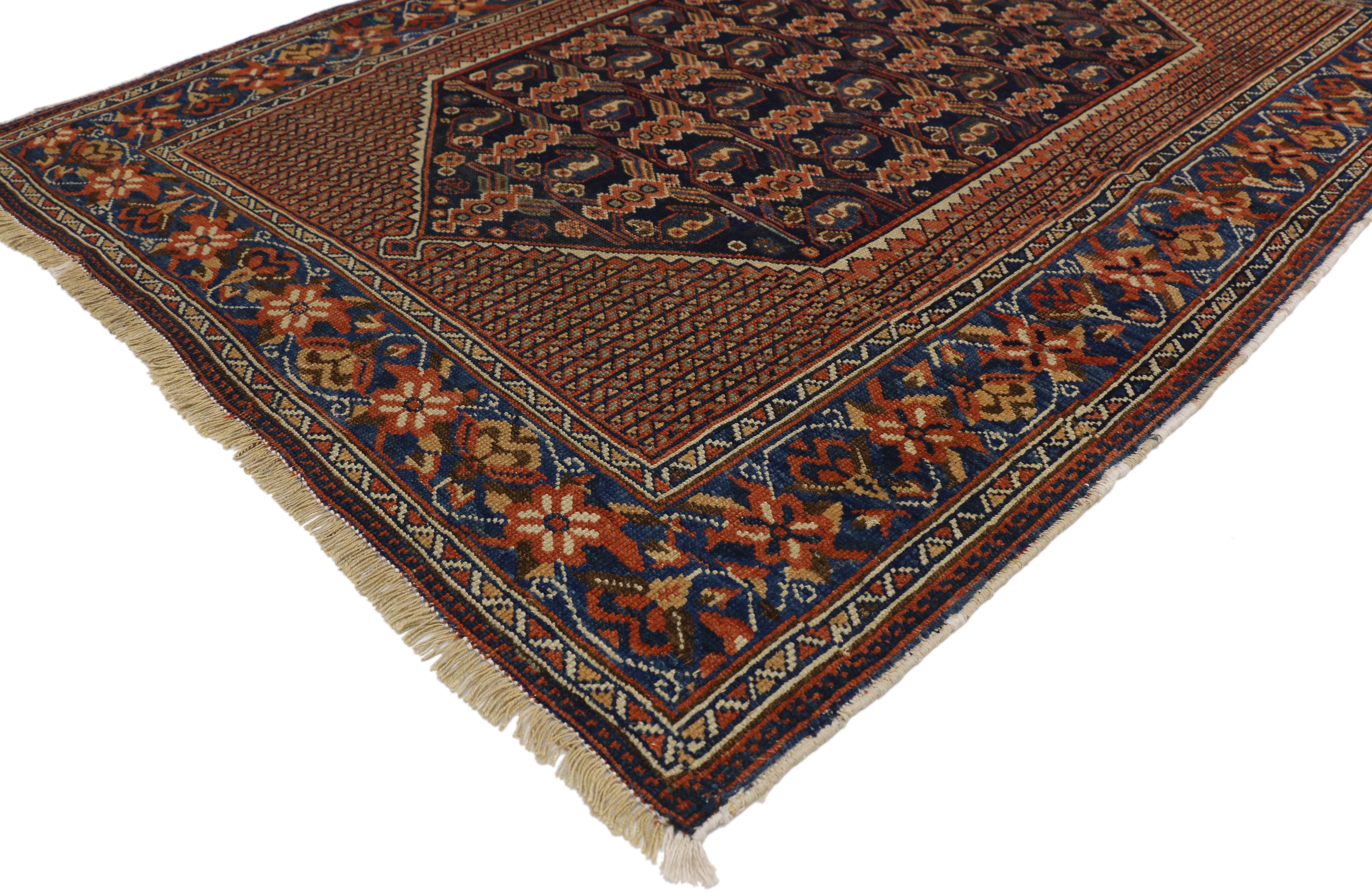 ?72462, ancien tapis persan Afshar au design Boteh et au style Mid-Century Modern ? Affichant un style traditionnel et un motif botanique à la sensibilité rustique, ce tapis persan ancien en laine nouée à la main prendra un aspect habité et soigné,