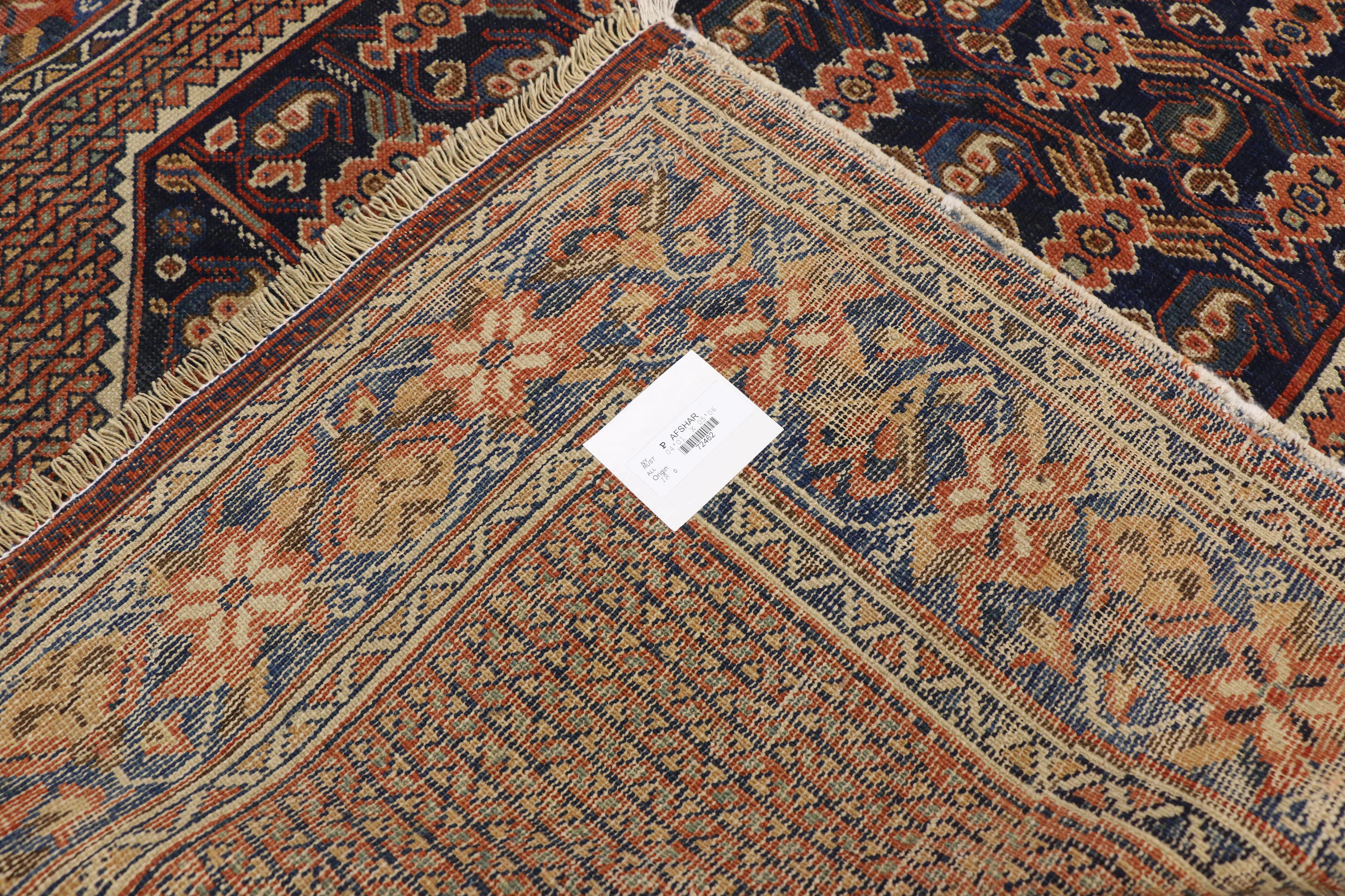 Annodato a mano Tappeto persiano Afshar antico con design Boteh e stile moderno di metà secolo in vendita