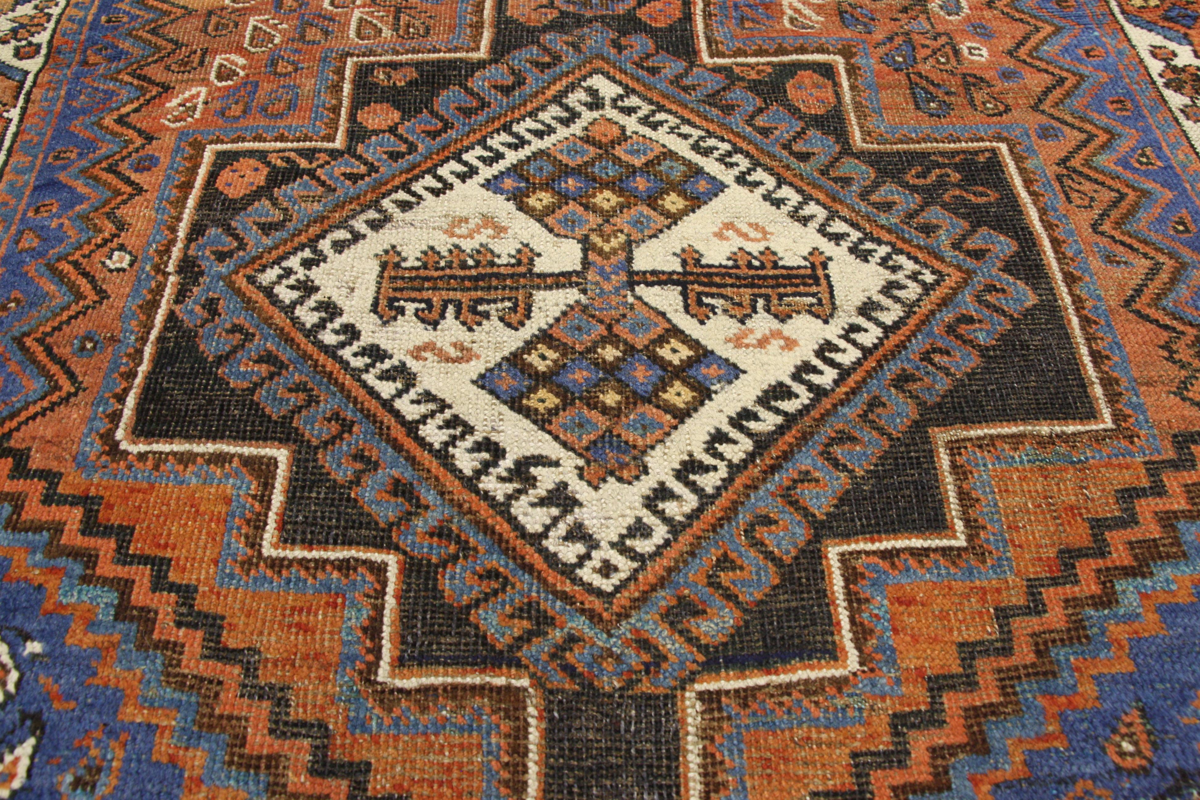 72605 Antiker persischer Afshar-Teppich im modernen Tribal-Stil. Dieser antike persische Afshar-Teppich aus handgeknüpfter Wolle zeigt einen modernen Stammesstil. Zwei Diamantmedaillons in einem abgewetzten Feld mit einem geometrischen Gesamtmuster,