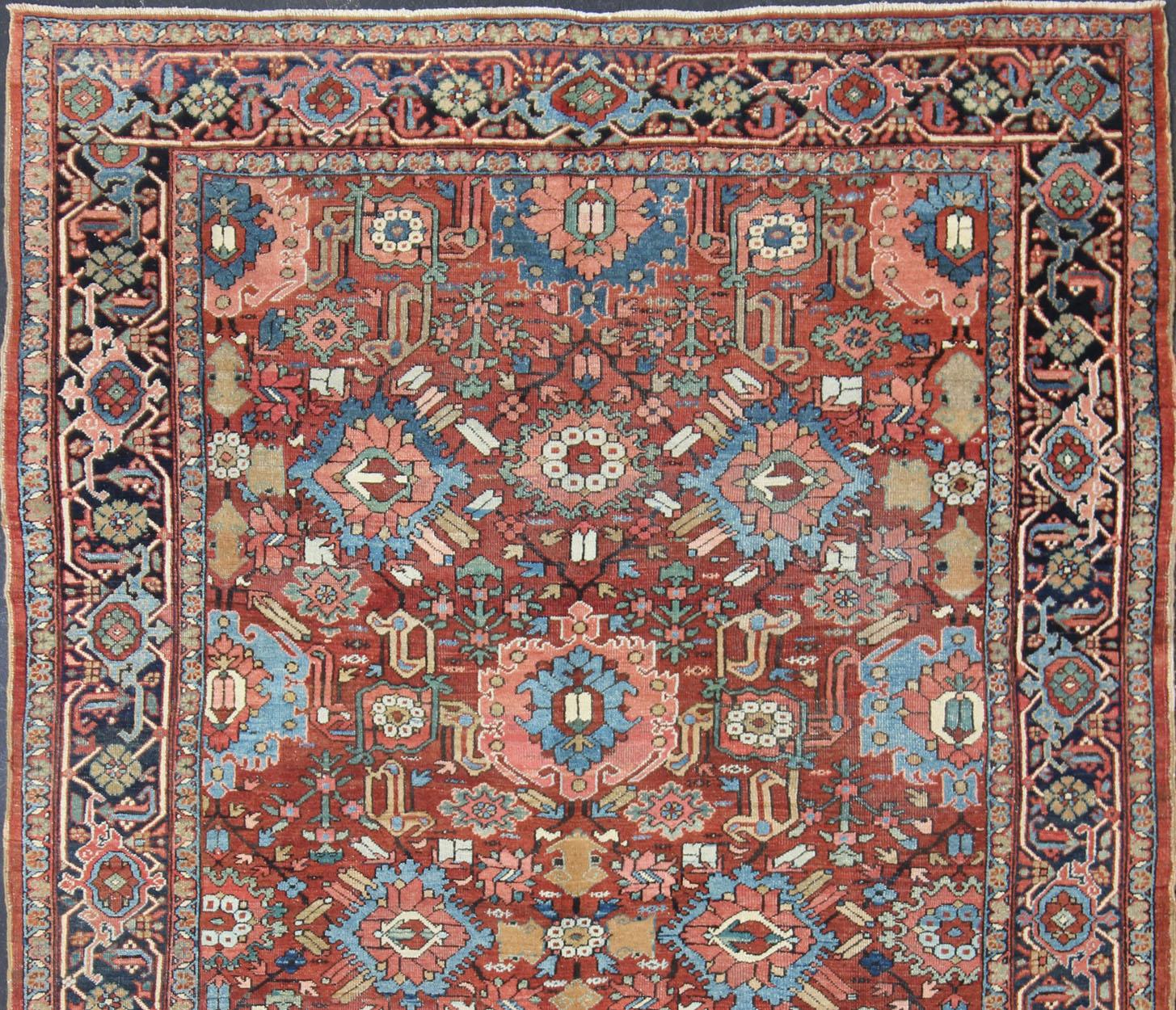 Antiker persischer Allover-Serapi-Heriz-Teppich mit geometrischem Allover-Muster. Keivan Woven Arts / Teppich / 13-0509, Herkunftsland / Art: Iran /Serapi-Heriz, um 1910. 
Antike Heriz, Antike Serapi, antike Goravan Heriz
Dieser antike Serapi-Heriz