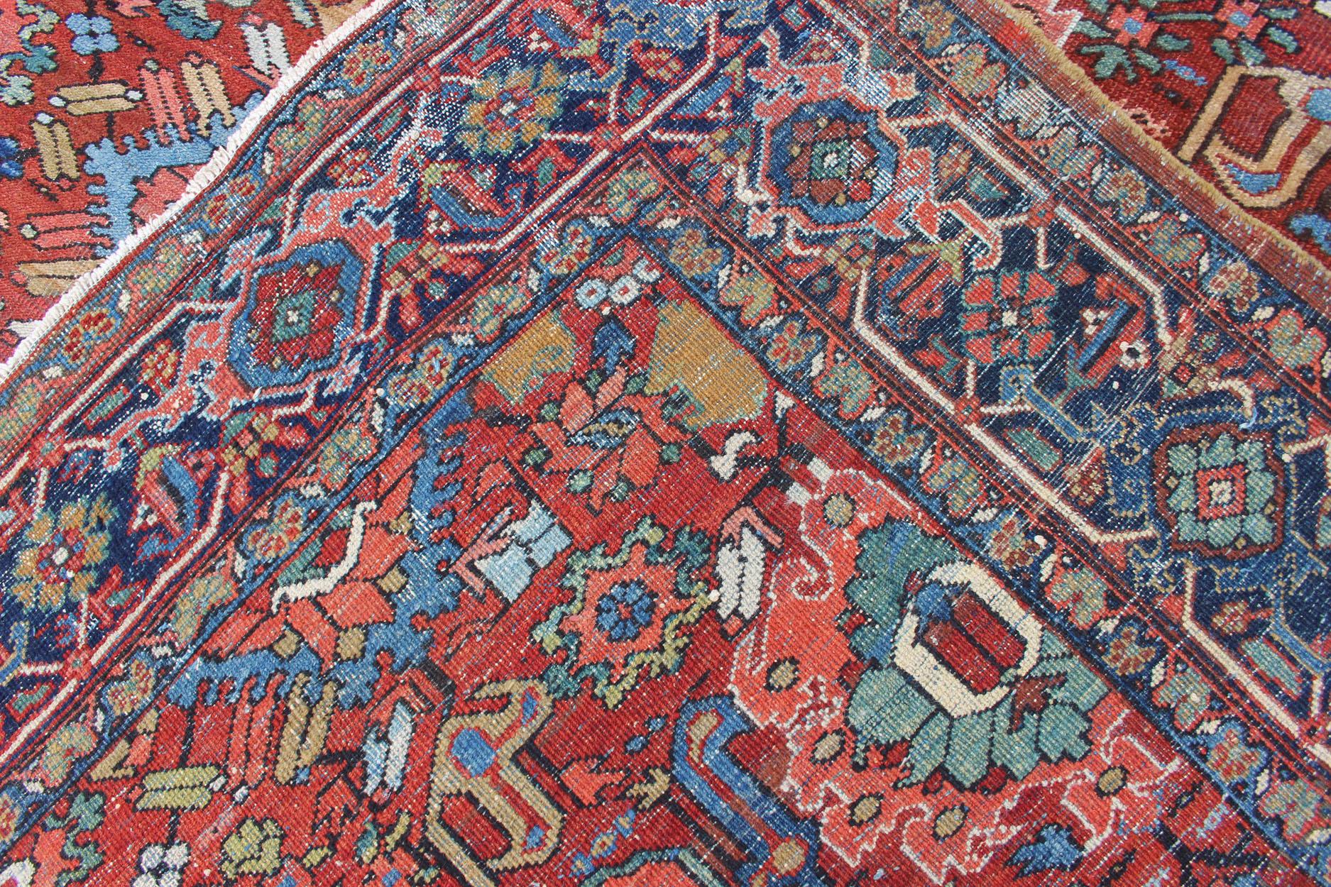 Antiker persischer All-Over-Serapi-Heriz-Teppich mit geometrischem All-Over-Design (Persisch) im Angebot