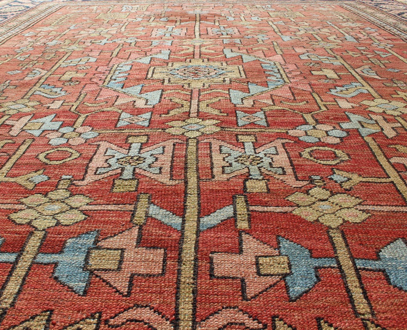   Antiker persischer Serapi-Teppich mit geometrischem All-Over-Design im Angebot 3