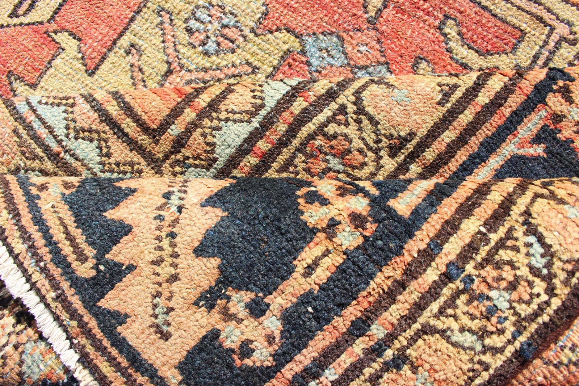   Antiker persischer Serapi-Teppich mit geometrischem All-Over-Design (Handgeknüpft) im Angebot