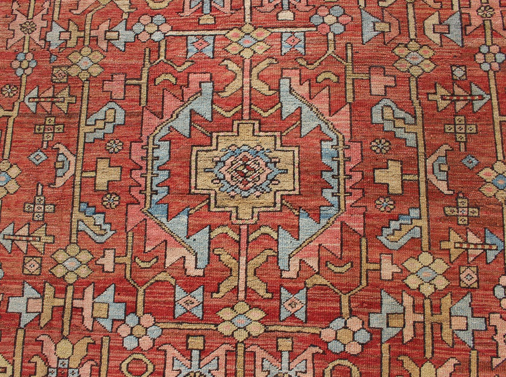   Antiker persischer Serapi-Teppich mit geometrischem All-Over-Design im Zustand „Gut“ im Angebot in Atlanta, GA