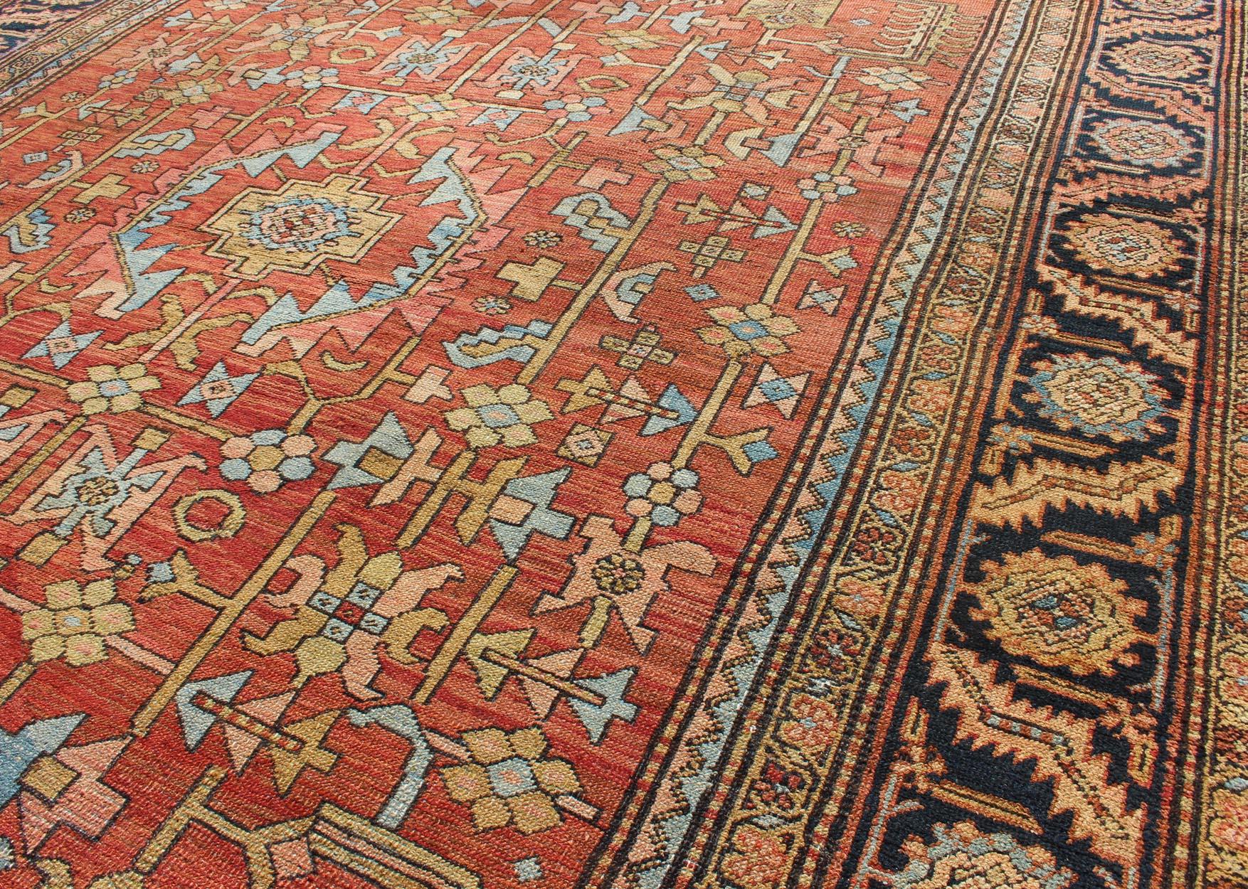   Antiker persischer Serapi-Teppich mit geometrischem All-Over-Design im Angebot 1