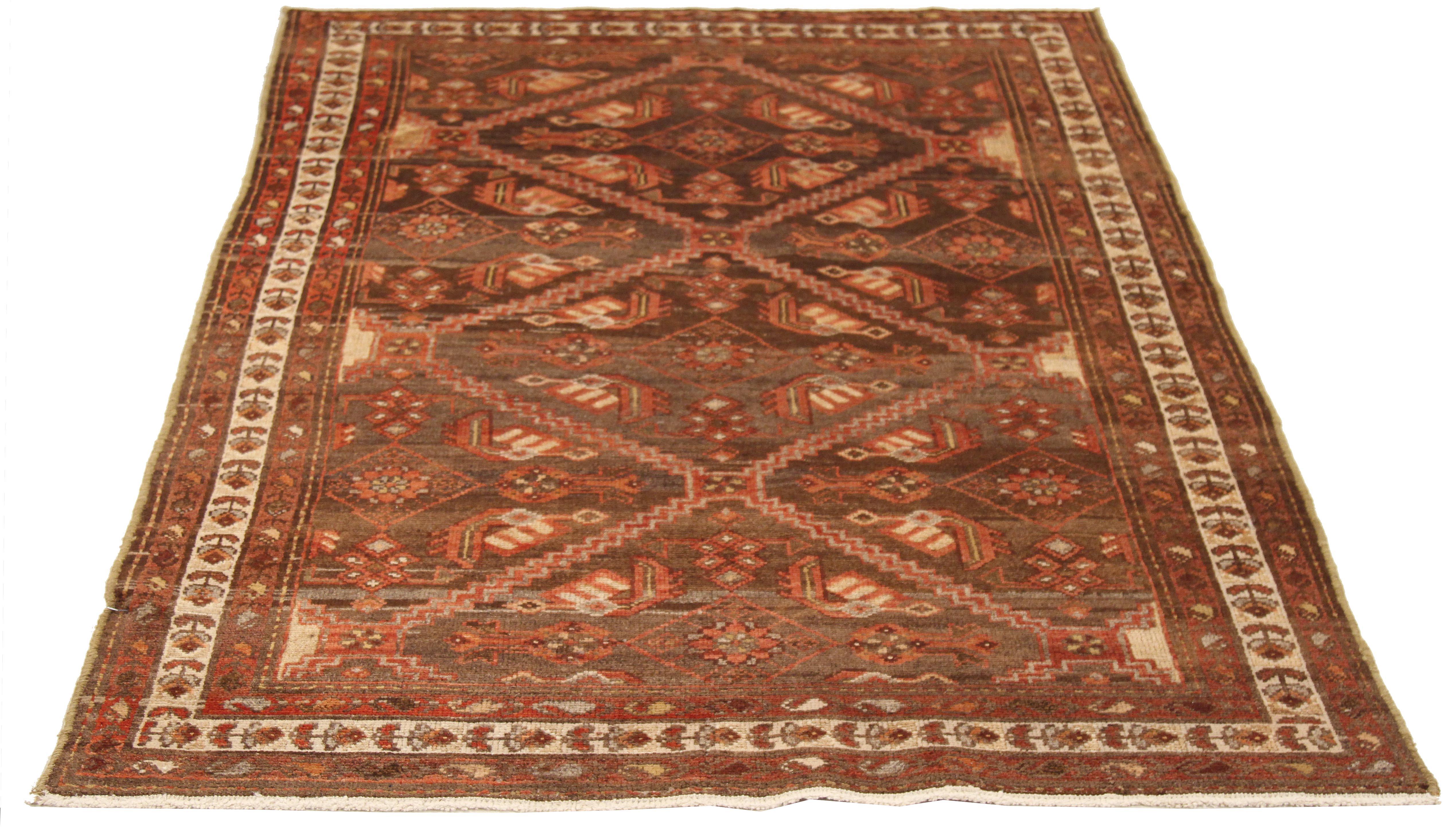 Alfombra persa antigua tejida a mano con la mejor lana de oveja y teñida con tintes vegetales naturales inocuos para las personas y los animales domésticos. Es un diseño tradicional de Amereh con detalles tribales rojos y grises sobre un campo