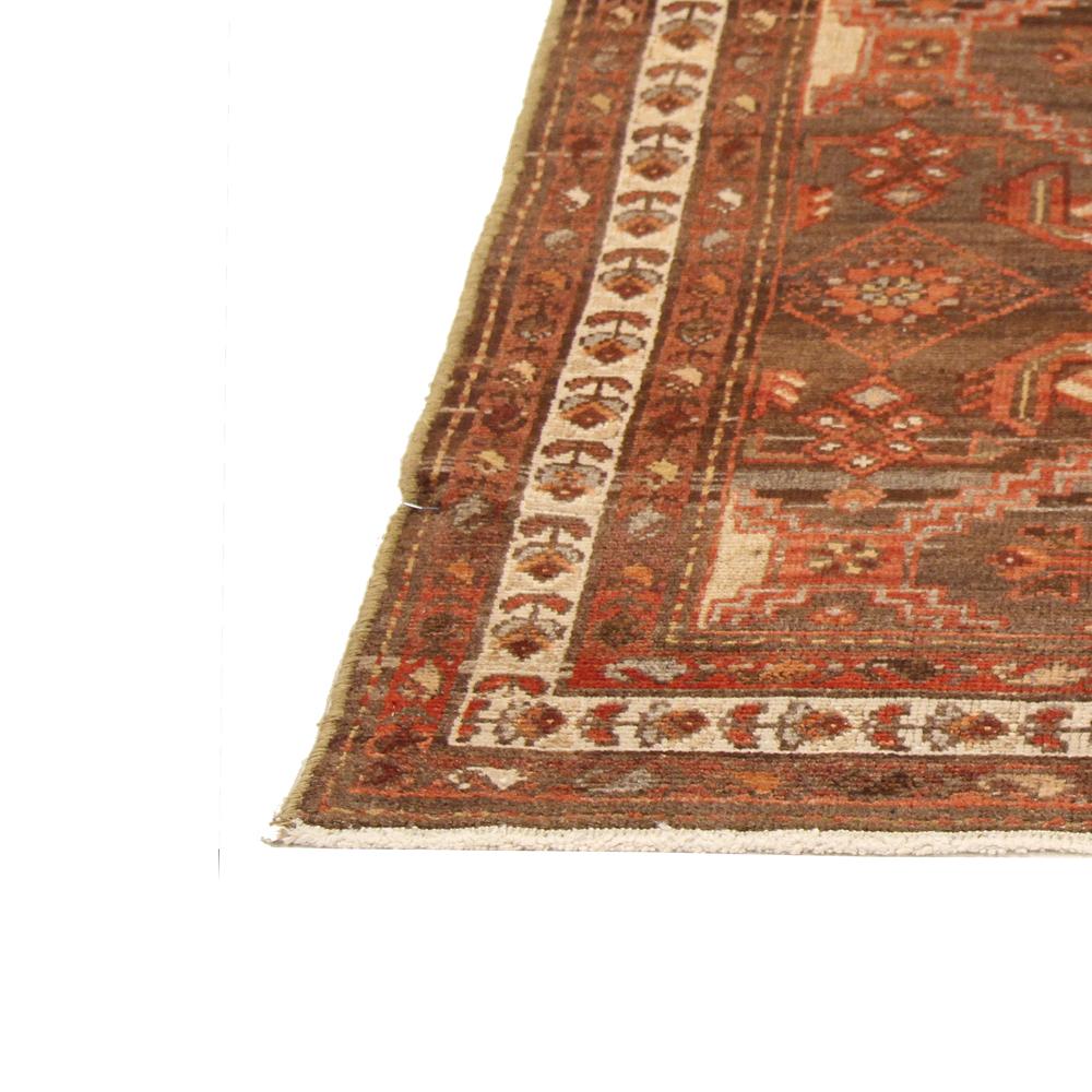 Antigua alfombra persa Amereh con detalles tribales rojos y grises sobre fondo marrón Persa en venta