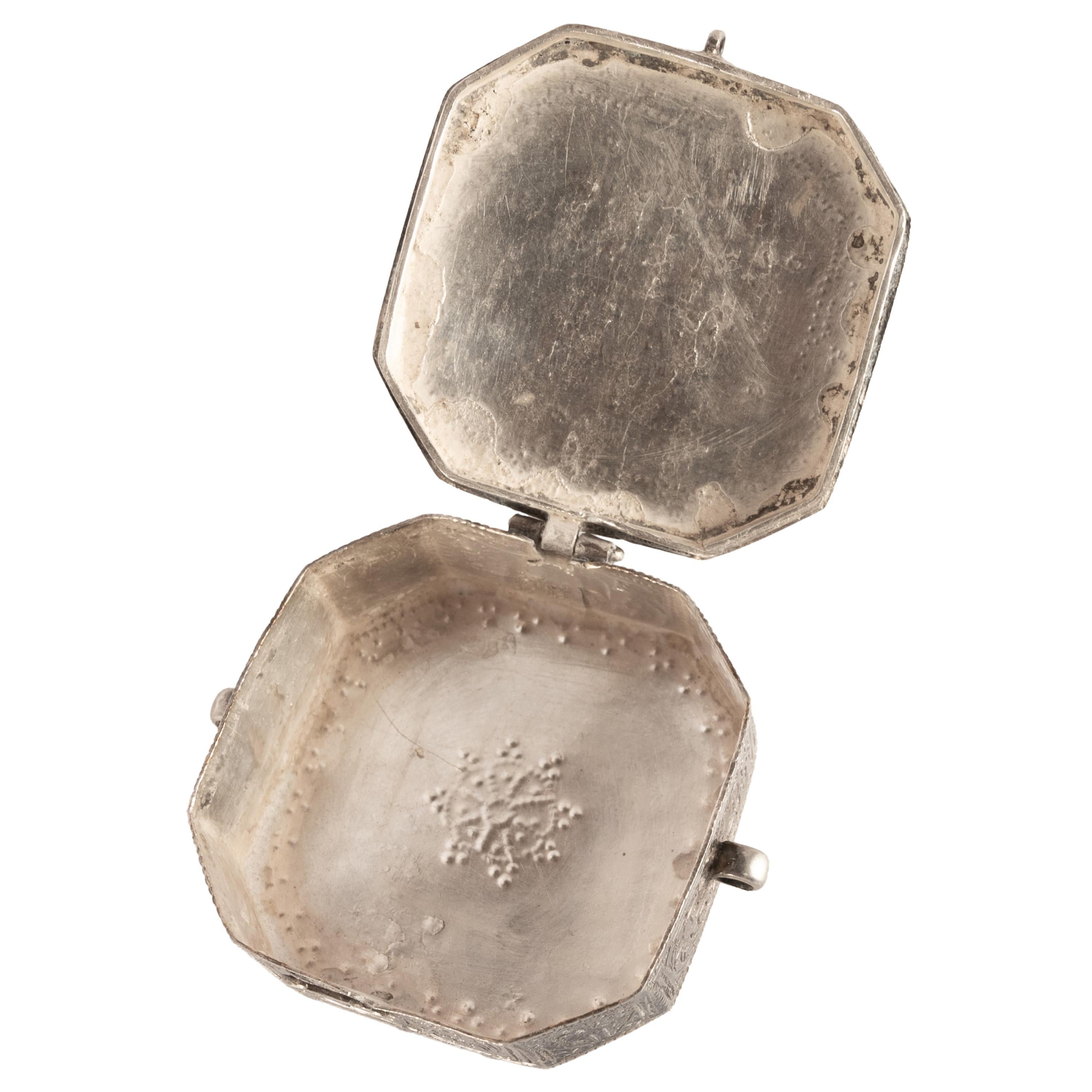 Amulet persan arabe islamique ancien en argent gravé de calligraphies de coran 1820 en vente 3