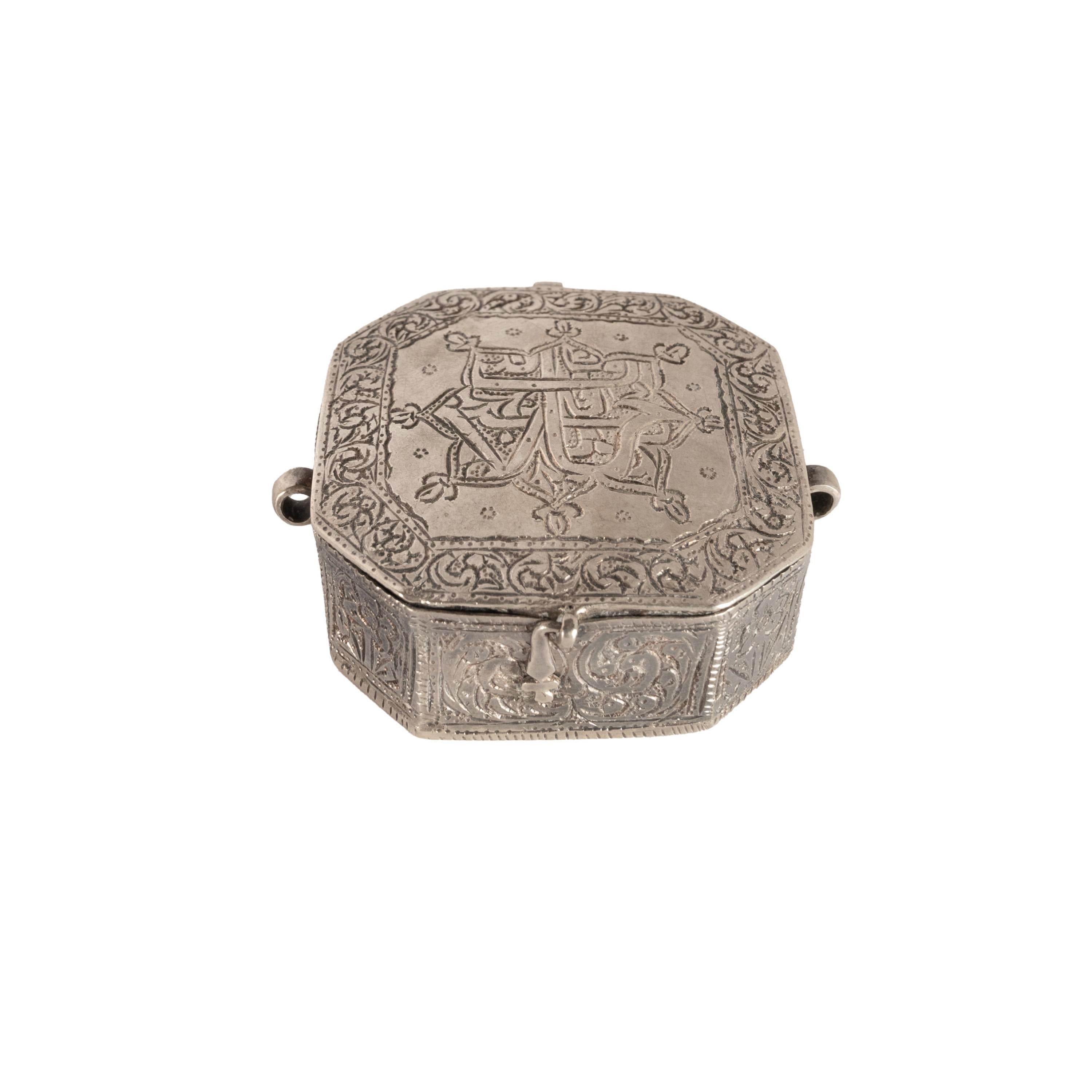 Une bonne amulette ancienne du début du 19e siècle en argent persan gravé de l'étui du Saint Coran, vers 1820.
Ce type d'étui à Coran est connu en persan sous le nom de Bazuband,  Ces étuis étaient portés sur la partie supérieure du bras comme une