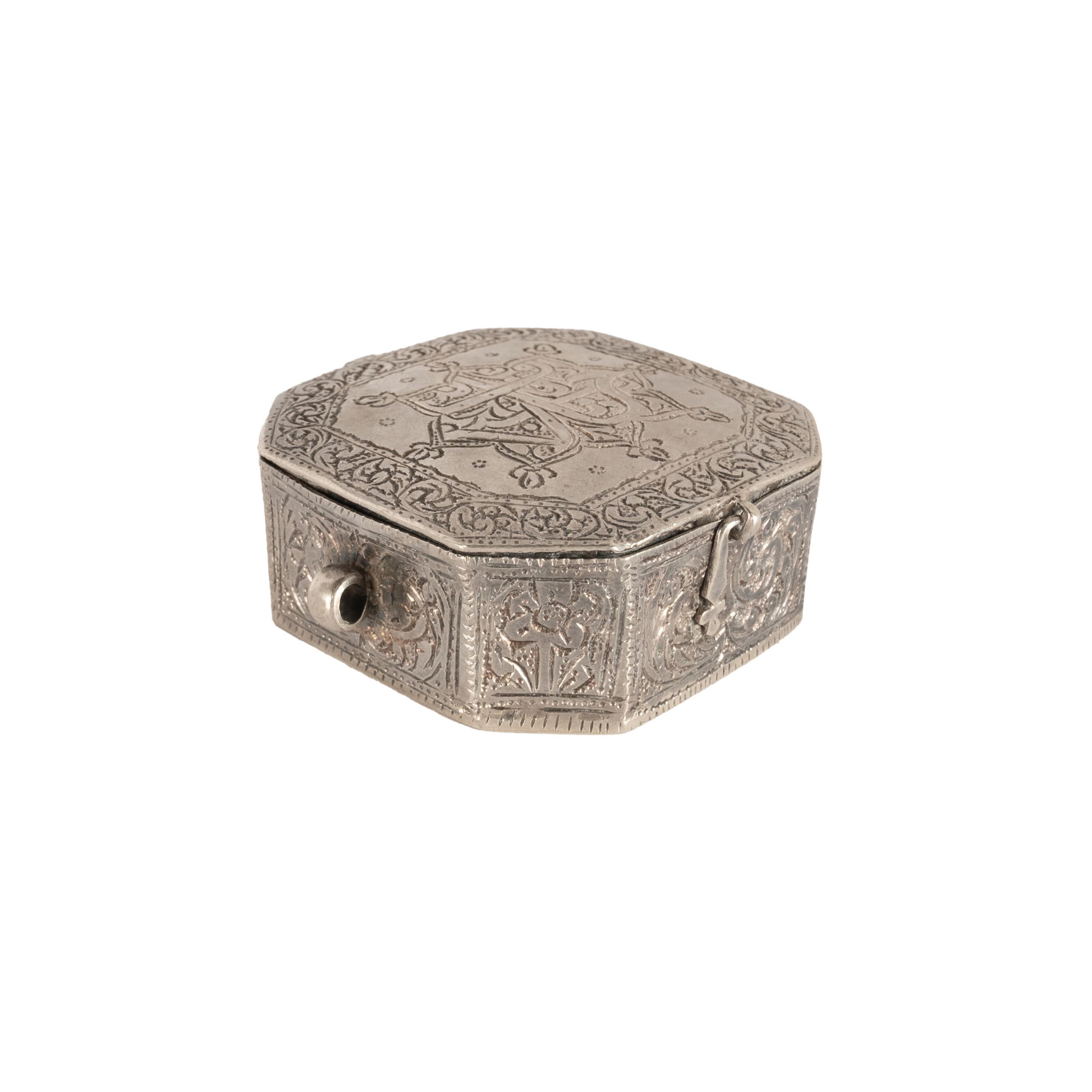 Islamique Amulet persan arabe islamique ancien en argent gravé de calligraphies de coran 1820 en vente