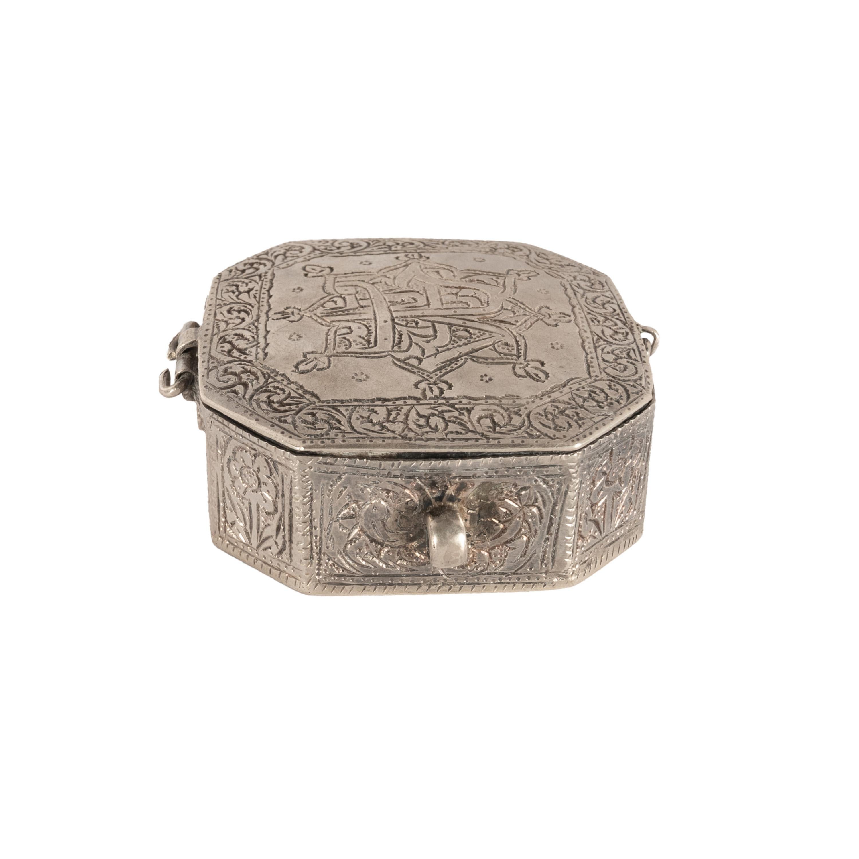 Perse Amulet persan arabe islamique ancien en argent gravé de calligraphies de coran 1820 en vente