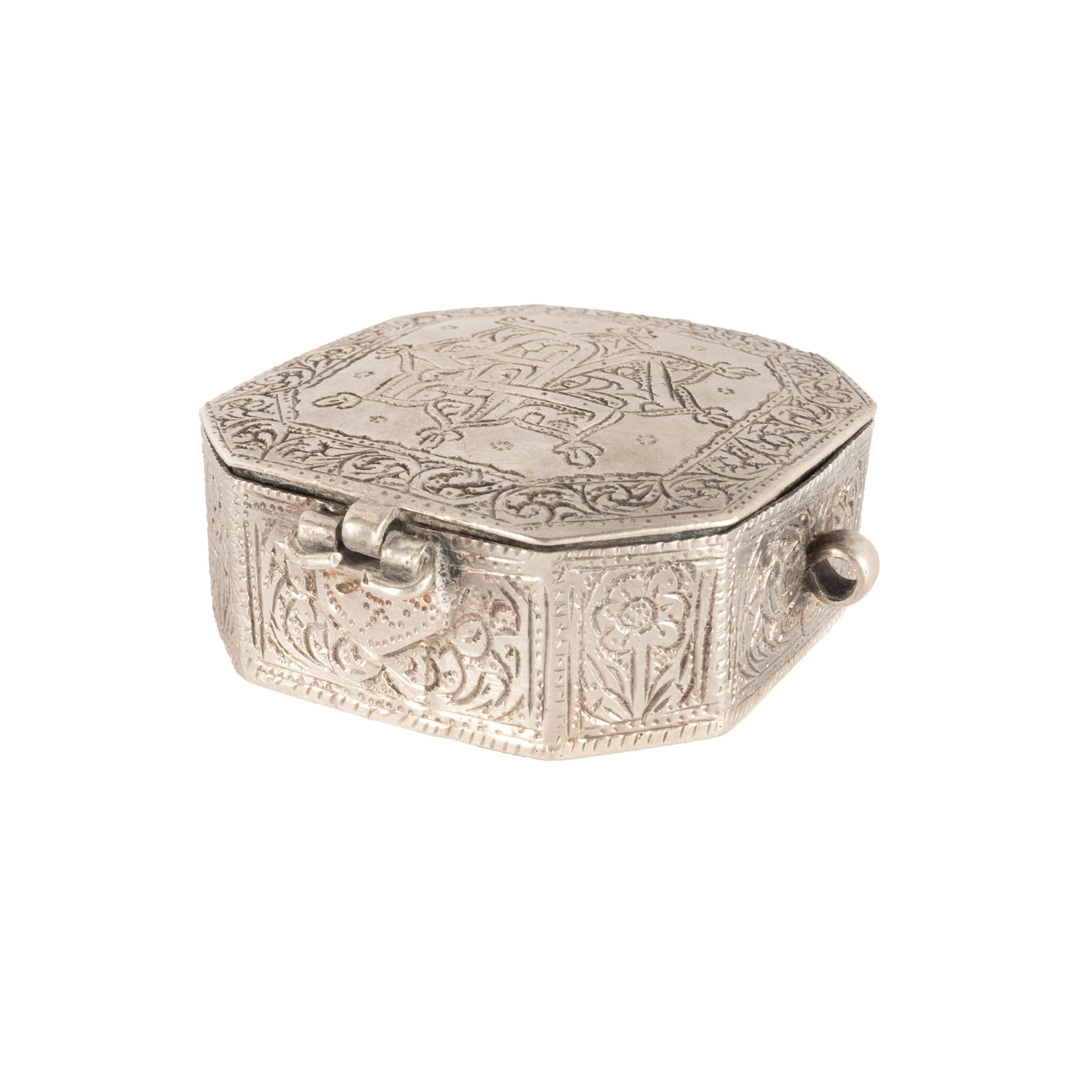 Gravé Amulet persan arabe islamique ancien en argent gravé de calligraphies de coran 1820 en vente