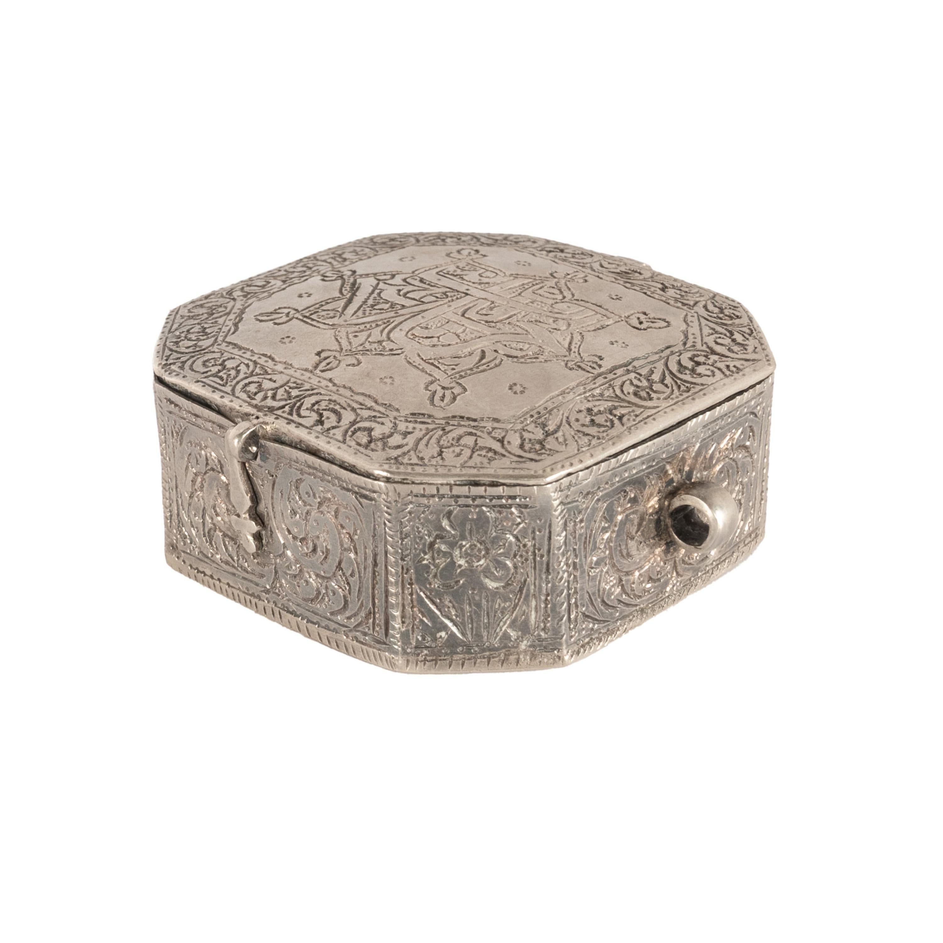 Début du XIXe siècle Amulet persan arabe islamique ancien en argent gravé de calligraphies de coran 1820 en vente