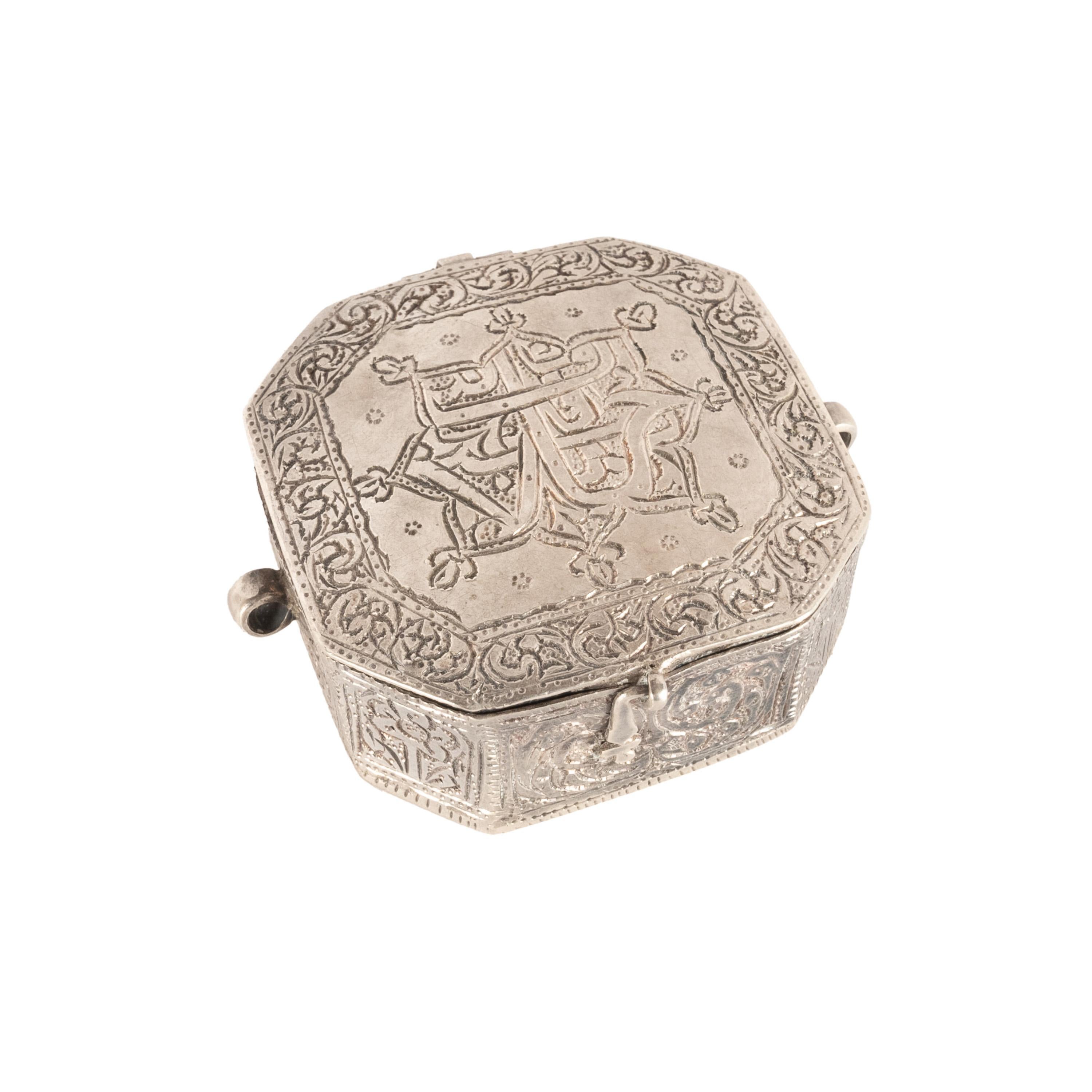 Argent Amulet persan arabe islamique ancien en argent gravé de calligraphies de coran 1820 en vente