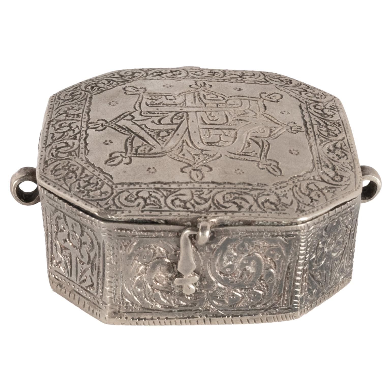 Antiguo amuleto árabe persa islámico de plata grabado con caligrafía del Corán 1820
