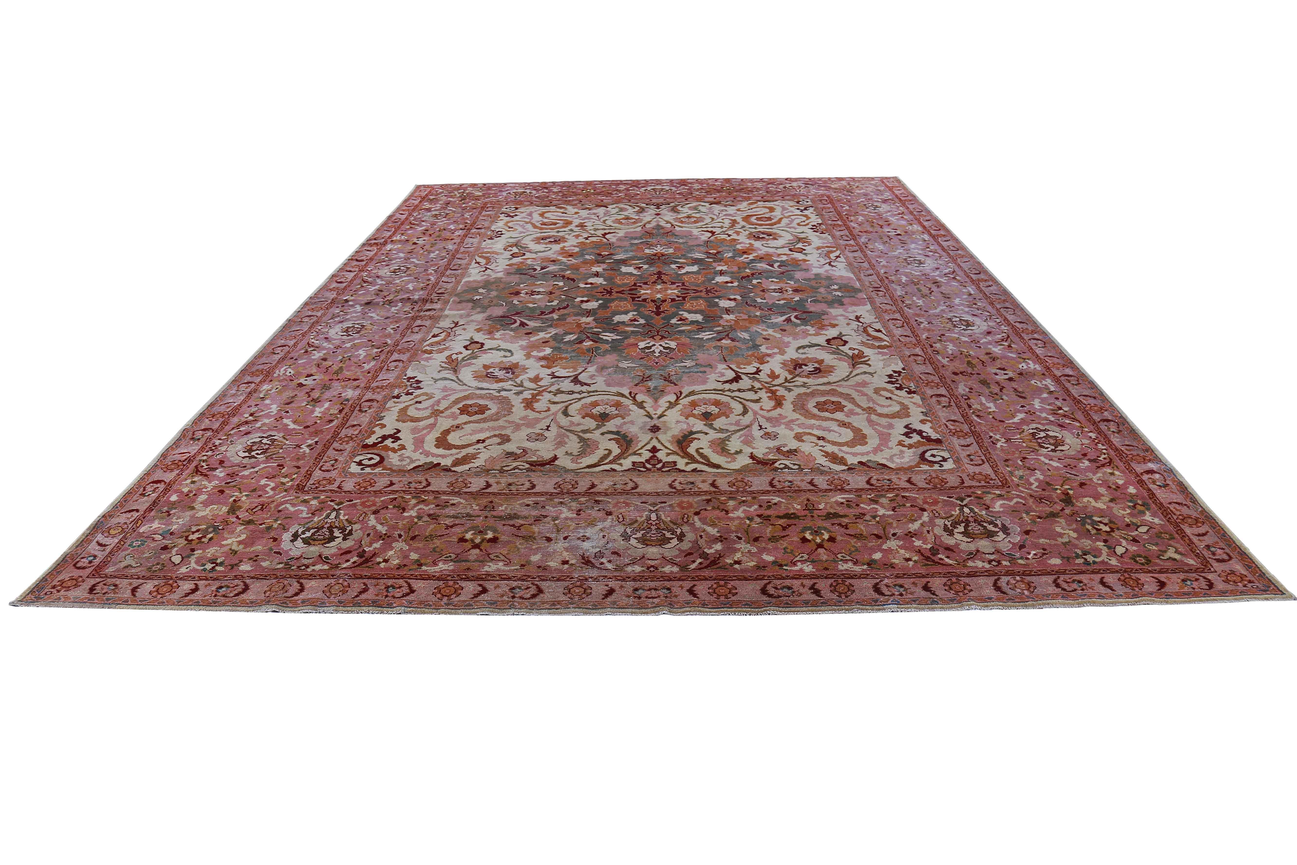 Ancien tapis persan tissé à la main à partir de la meilleure laine de mouton. Il est coloré avec des colorants végétaux entièrement naturels, sans danger pour les humains et les animaux de compagnie. Il s'agit d'un modèle traditionnel d'Agra tissé à