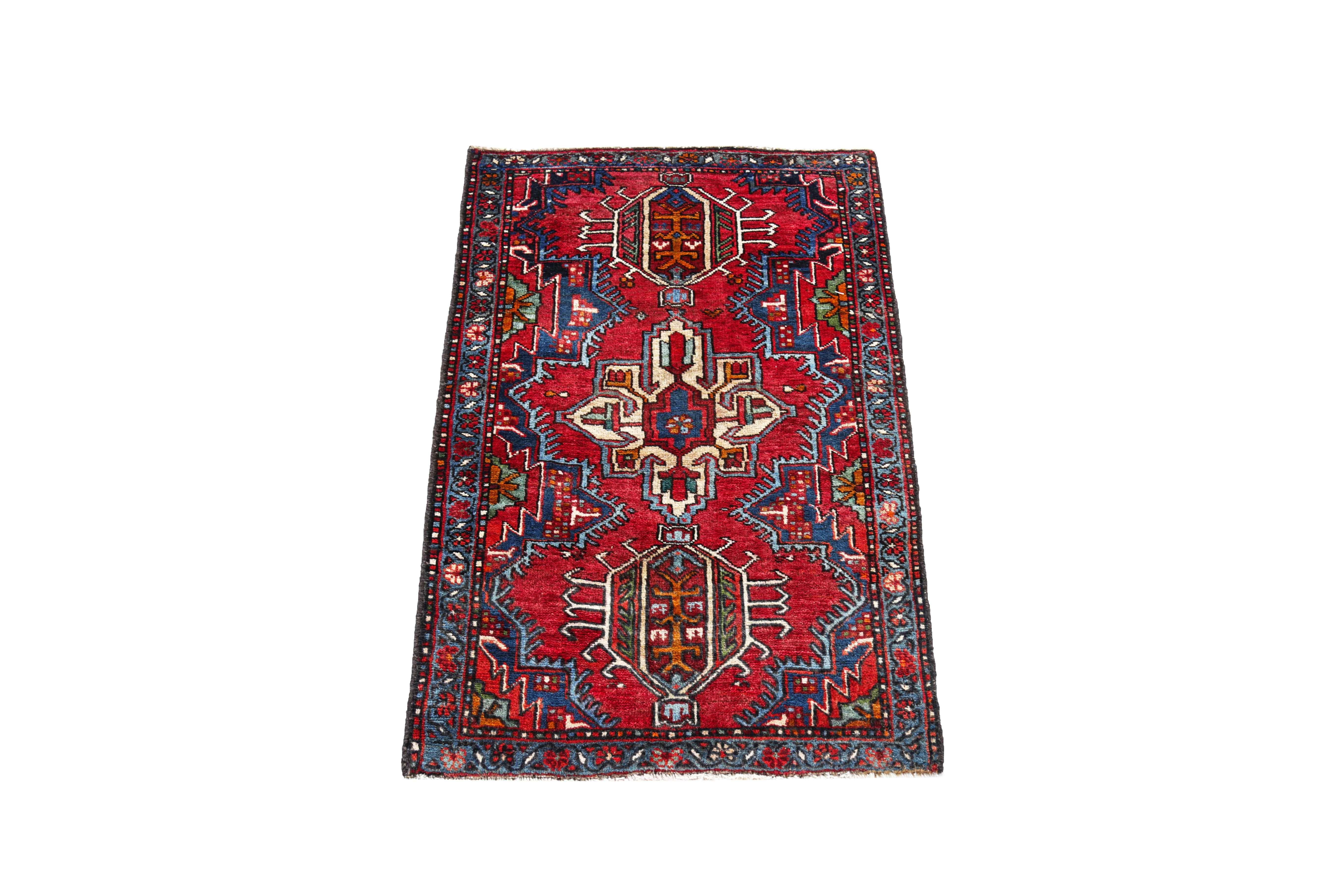 Ancien tapis persan tissé à la main à partir de la meilleure laine de mouton. Il est coloré avec des colorants végétaux entièrement naturels, sans danger pour les humains et les animaux de compagnie. Il s'agit d'un modèle traditionnel d'Azerbaïdjan