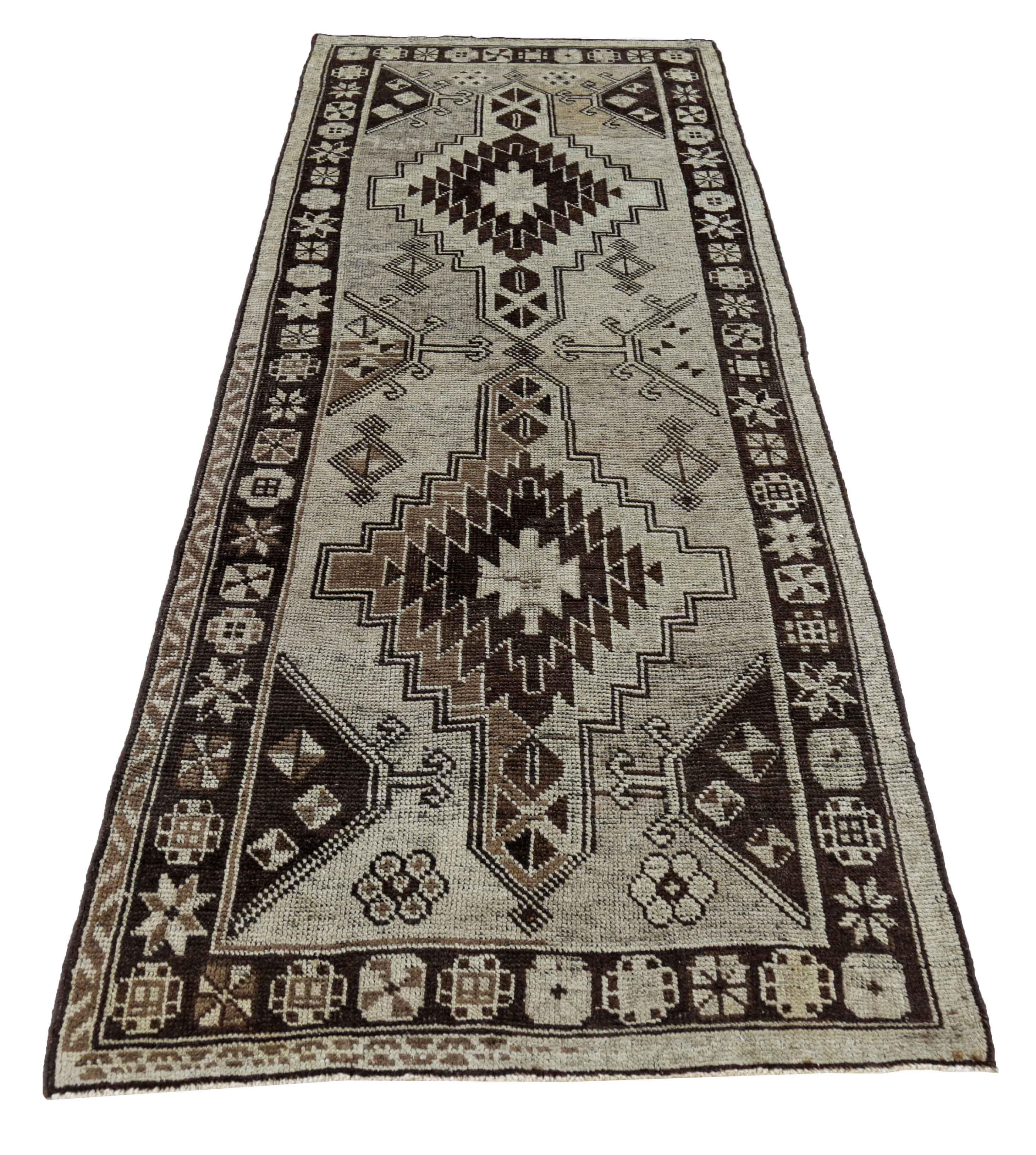 Antigua alfombra persa tejida a mano con la mejor lana de oveja. Está coloreado con tintes vegetales totalmente naturales que son seguros para humanos y mascotas. Es un diseño tradicional de Azerbaiyán tejido a mano por expertos artesanos. Es una