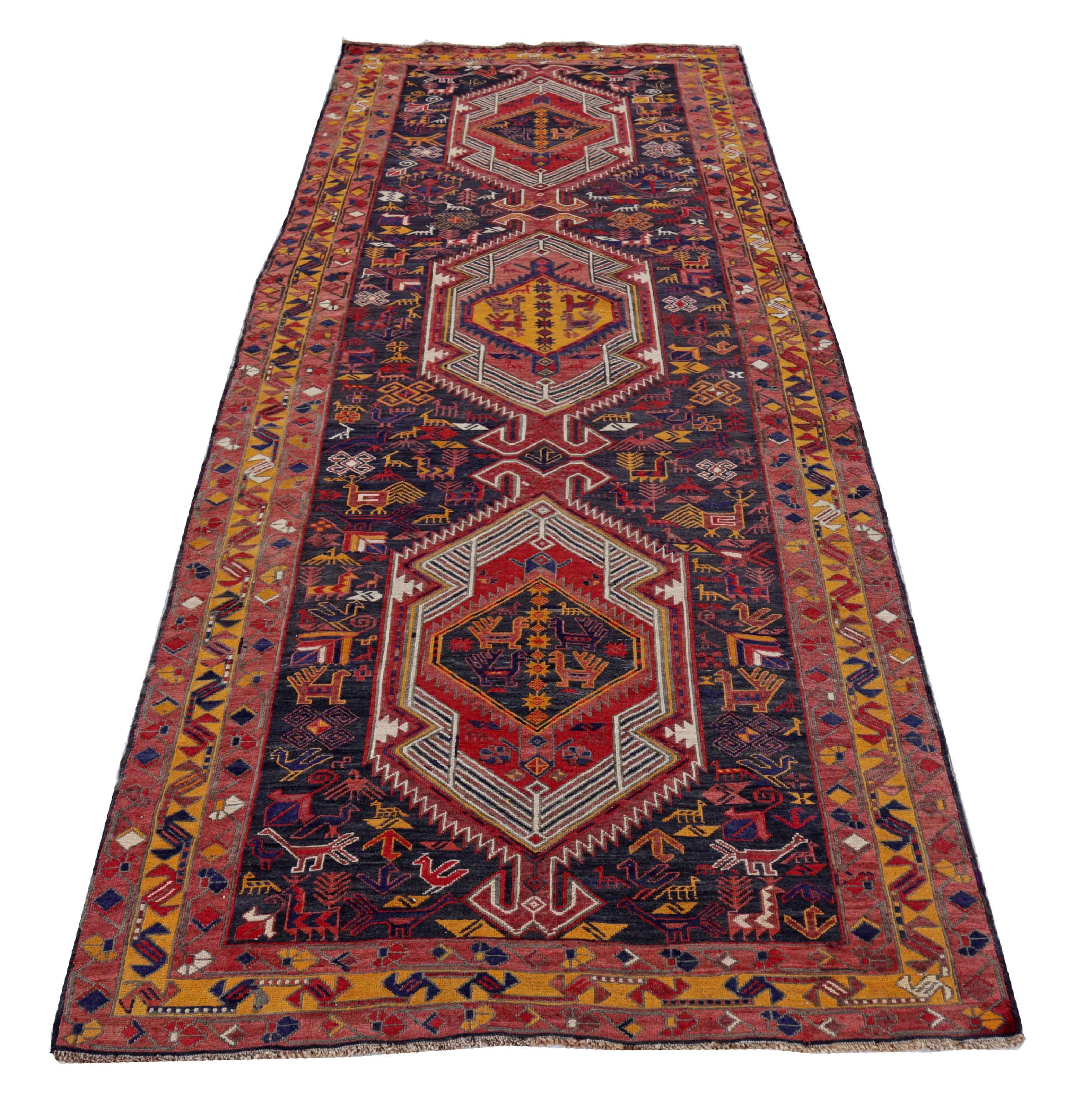 Ancien tapis persan tissé à la main à partir de la meilleure laine de mouton. Il est coloré avec des colorants végétaux entièrement naturels, sans danger pour les humains et les animaux de compagnie. Il s'agit d'un modèle traditionnel d'Azerbaïdjan