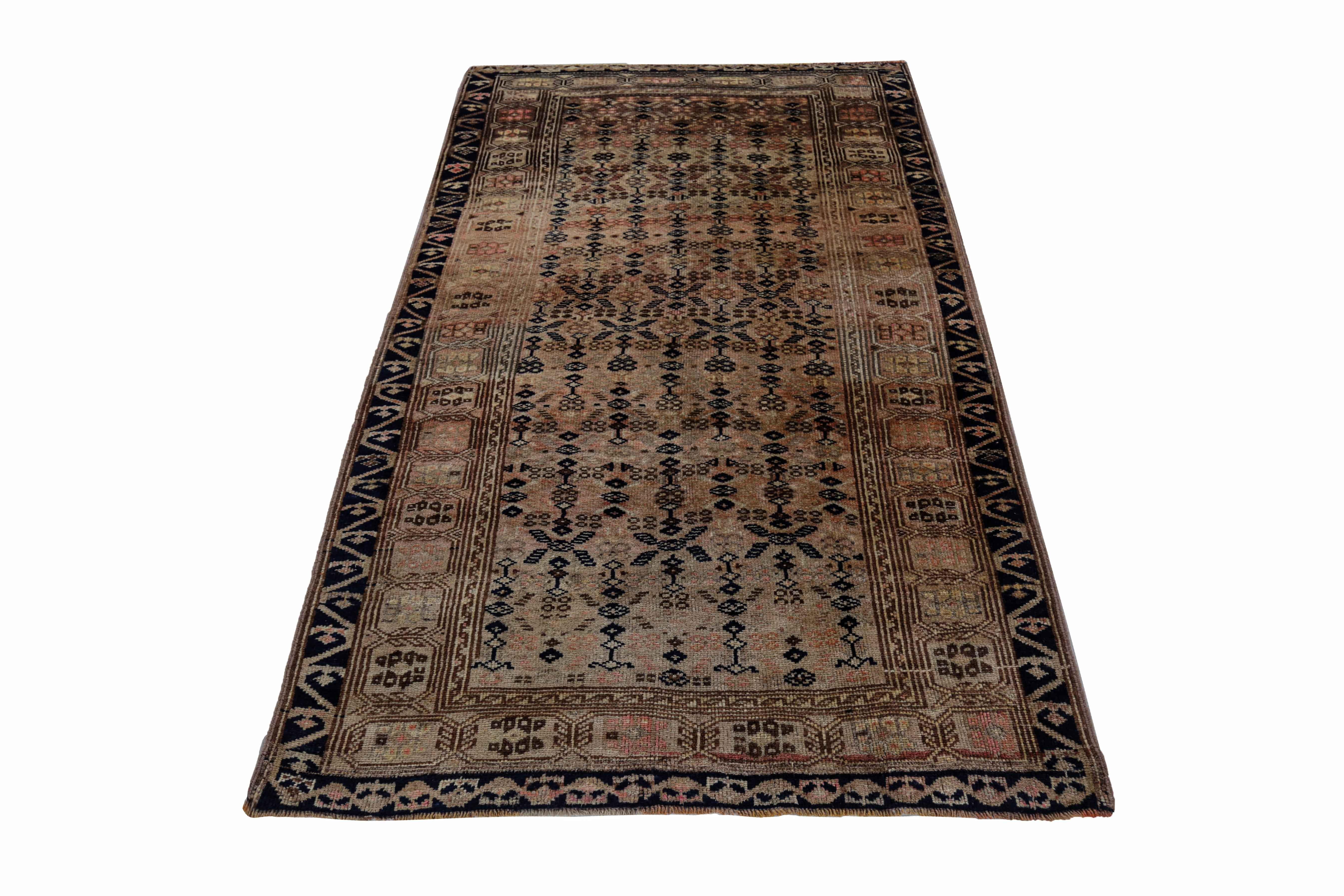 Ancien tapis persan tissé à la main à partir de la meilleure laine de mouton. Il est coloré avec des colorants végétaux entièrement naturels, sans danger pour les humains et les animaux de compagnie. Il s'agit d'un modèle traditionnel d'Azerbaïdjan