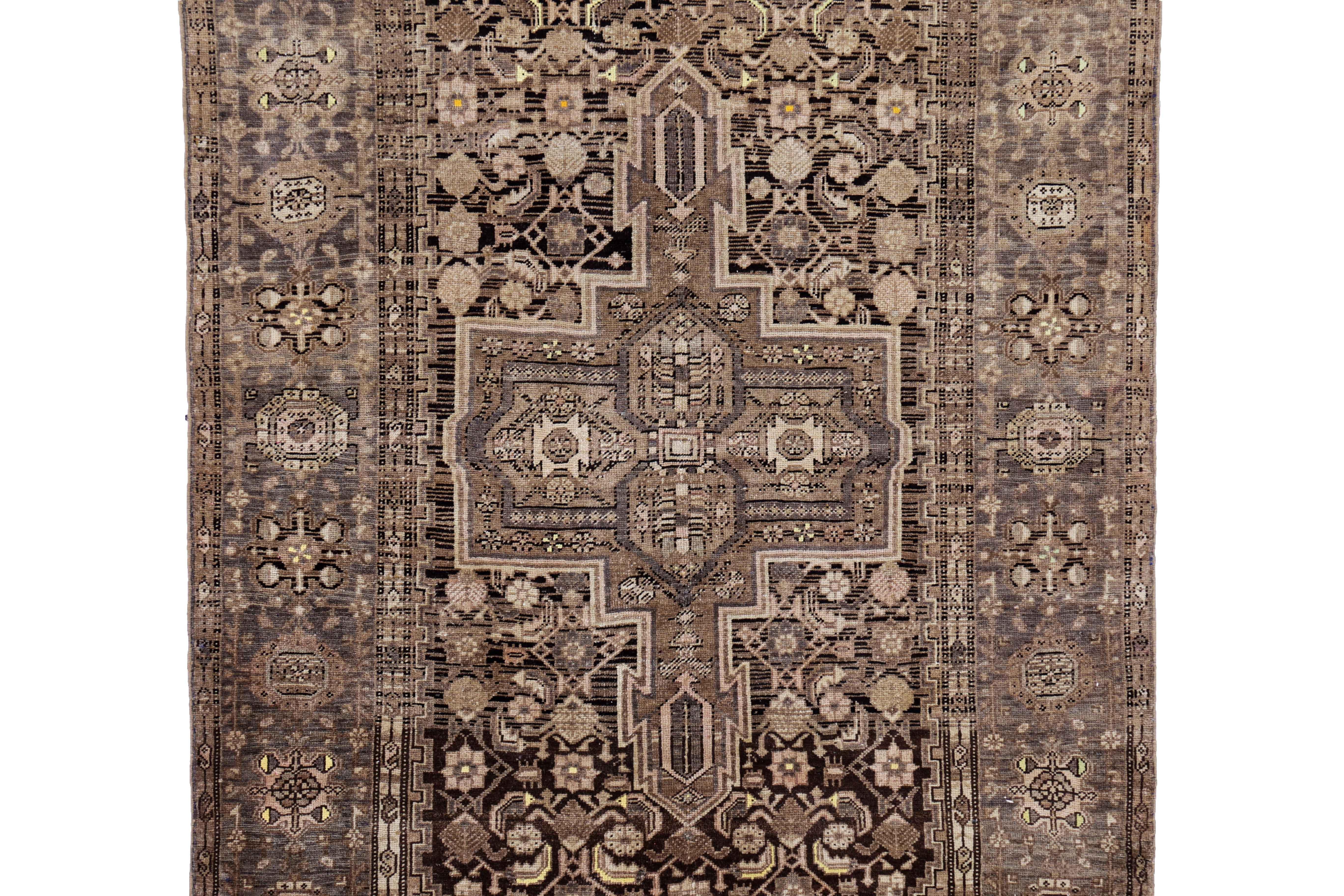 Altro Tappeto persiano antico Azerbaijan Design in vendita