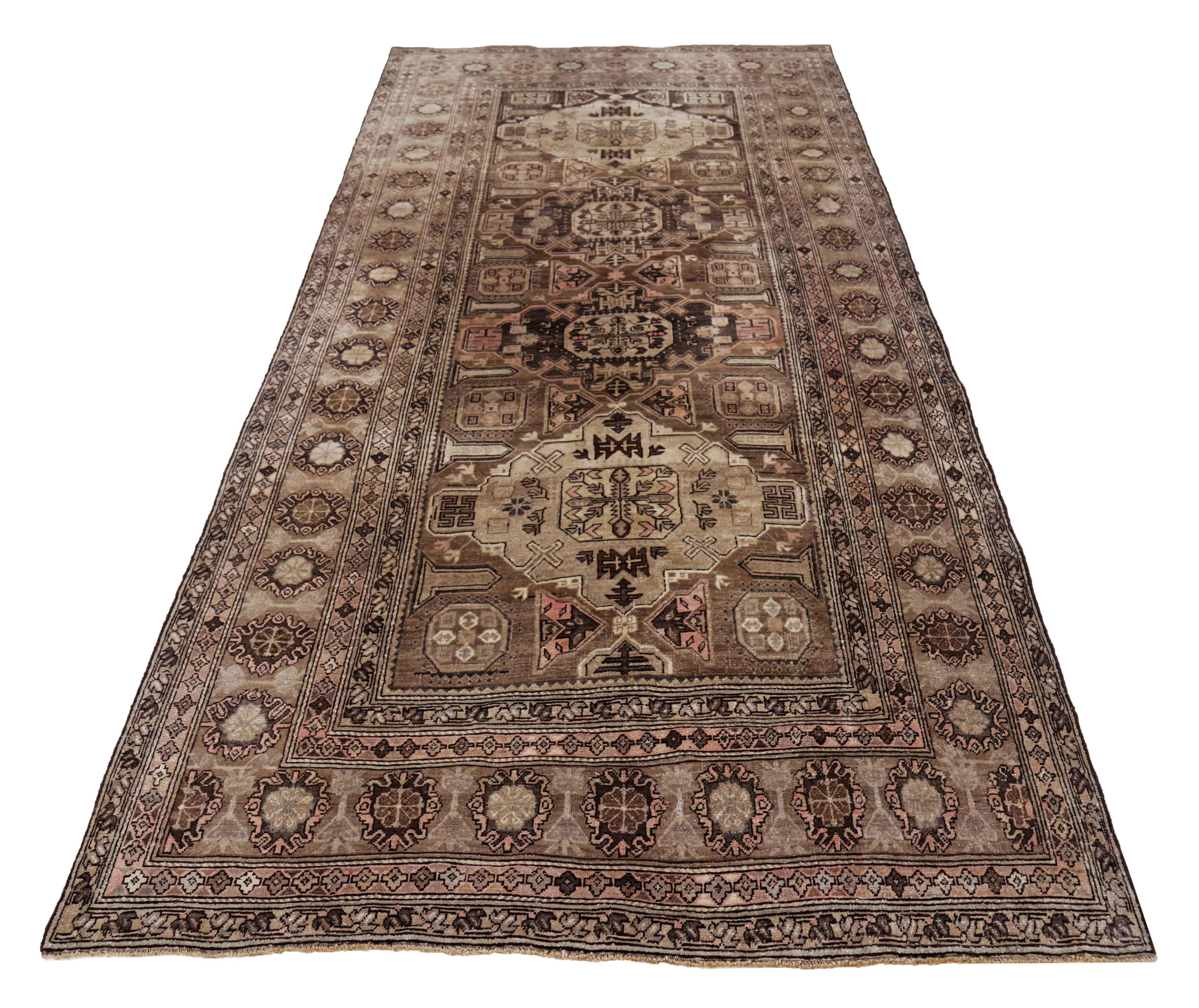 Ancien tapis persan tissé à la main à partir de la meilleure laine de mouton. Il est coloré avec des colorants végétaux entièrement naturels, sans danger pour les humains et les animaux de compagnie. Il s'agit d'un modèle traditionnel d'Azerbaïdjan