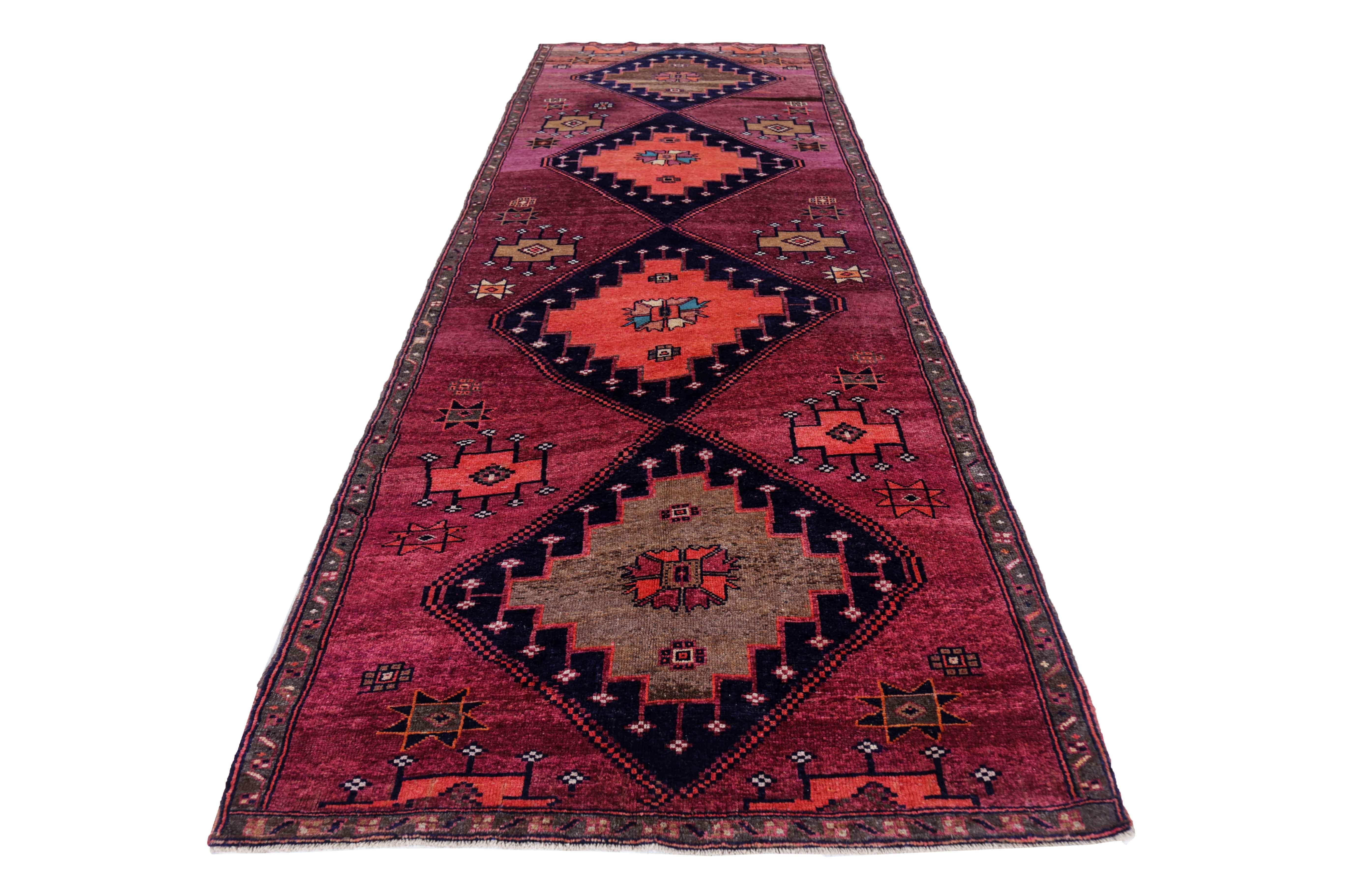 Ancien tapis persan tissé à la main à partir de la meilleure laine de mouton. Il est coloré avec des colorants végétaux entièrement naturels, sans danger pour les humains et les animaux de compagnie. Il s'agit d'un modèle traditionnel d'Azerbaïdjan