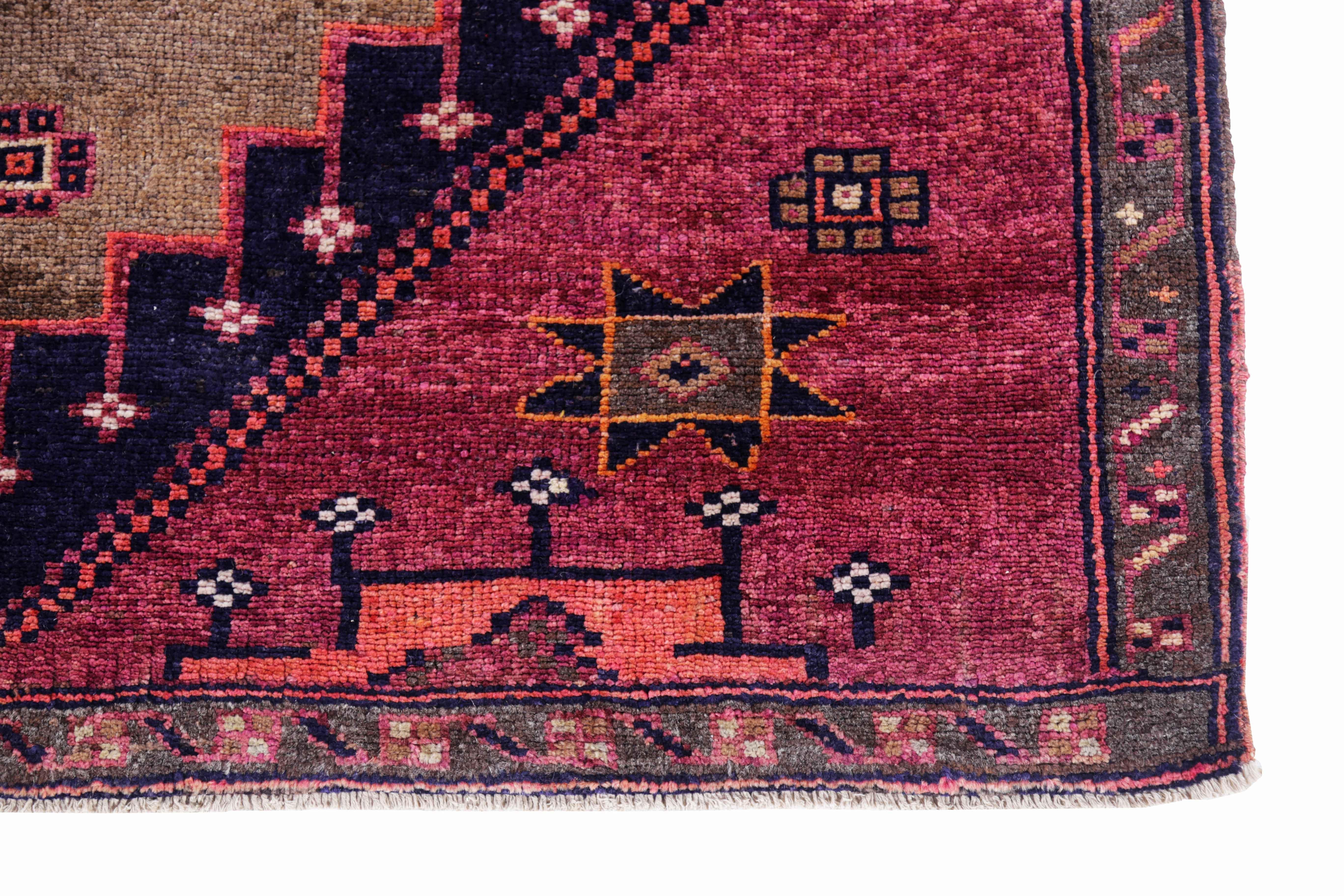 Antique Persian Area Rug Azerbaijan Design In Excellent Condition For Sale In Dallas, TX