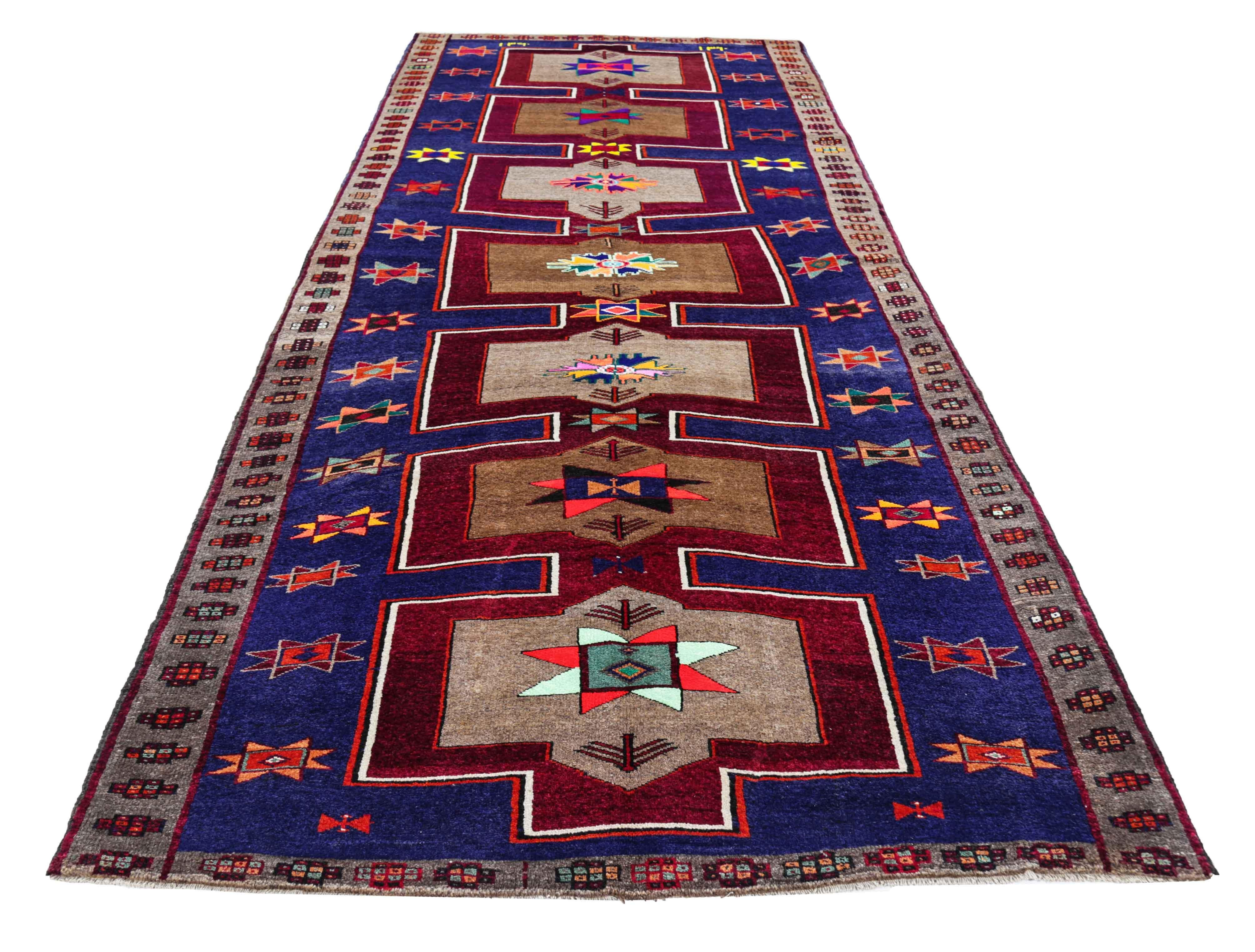 Antigua alfombra persa tejida a mano con la mejor lana de oveja. Está coloreado con tintes vegetales totalmente naturales que son seguros para humanos y mascotas. Es un diseño tradicional de Azerbaiyán tejido a mano por expertos artesanos. Es una