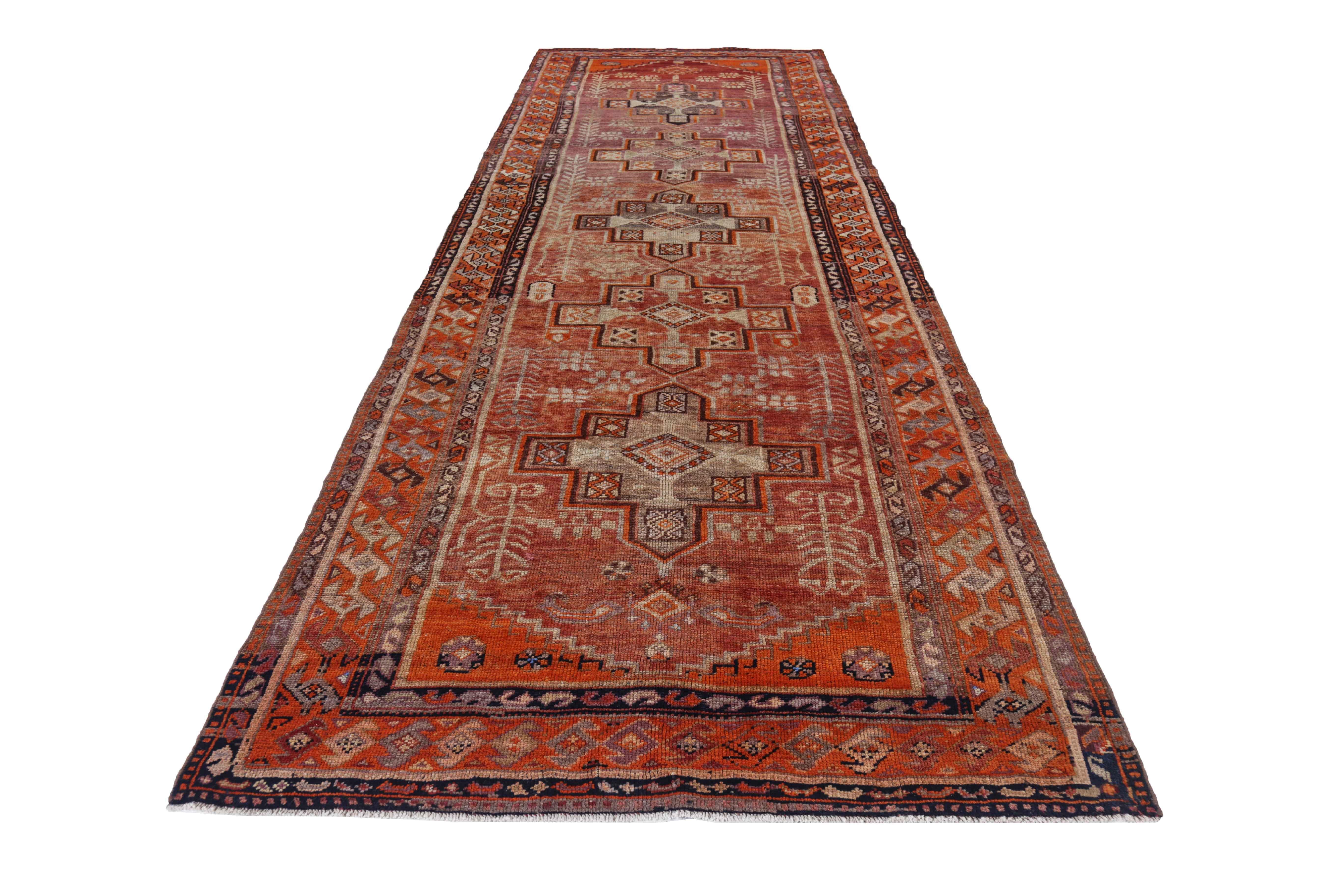 Ancien tapis persan tissé à la main à partir de la laine de mouton la plus fine. Il est coloré avec des teintures végétales entièrement naturelles qui sont sans danger pour les humains et les animaux de compagnie. Il s'agit d'un design traditionnel