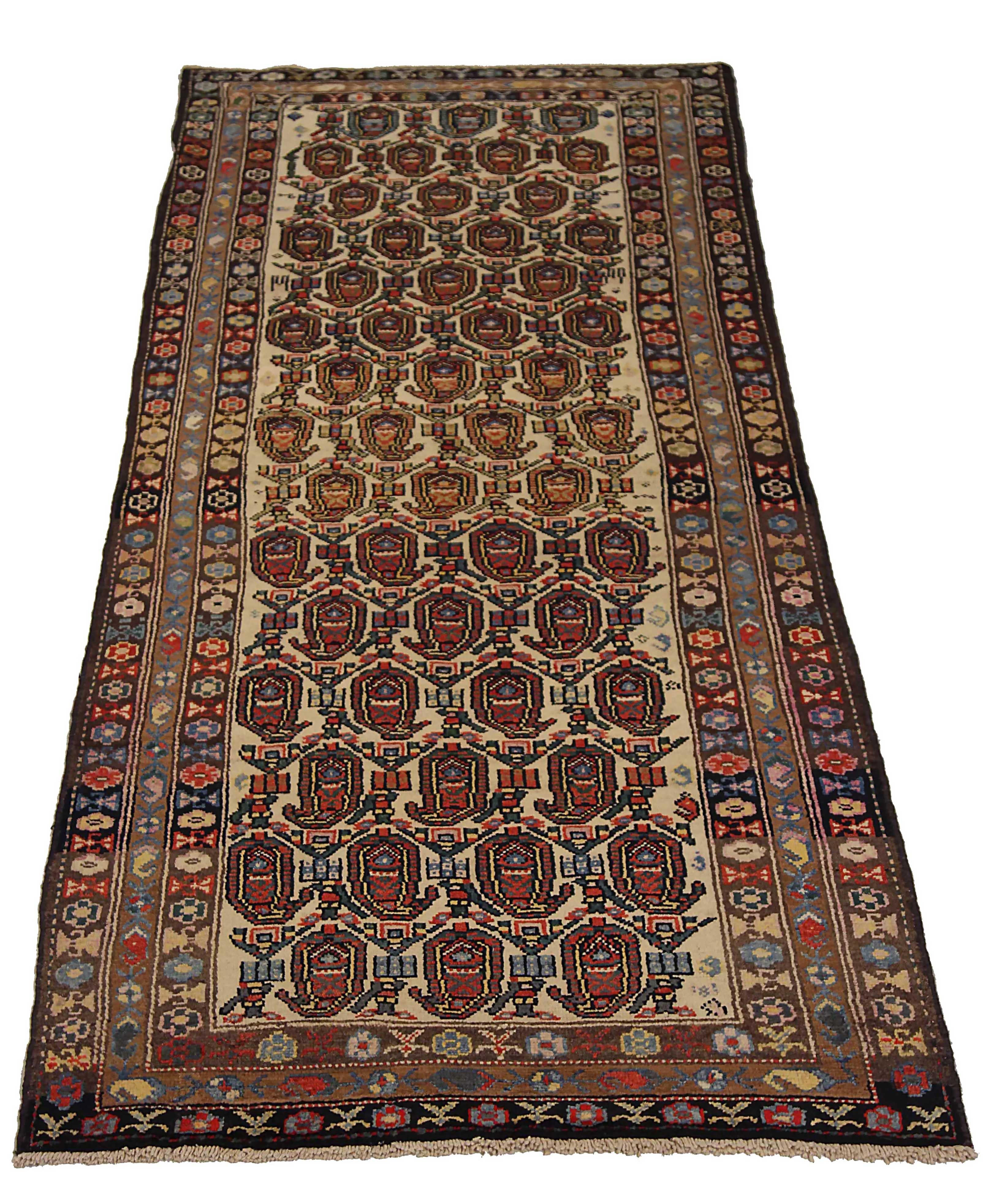 Antiker persischer Teppich, handgewebt aus feinster Schafswolle. Es ist mit natürlichen pflanzlichen Farbstoffen gefärbt, die für Menschen und Haustiere sicher sind. Es handelt sich um ein traditionelles Bakhtiar-Design, das von erfahrenen