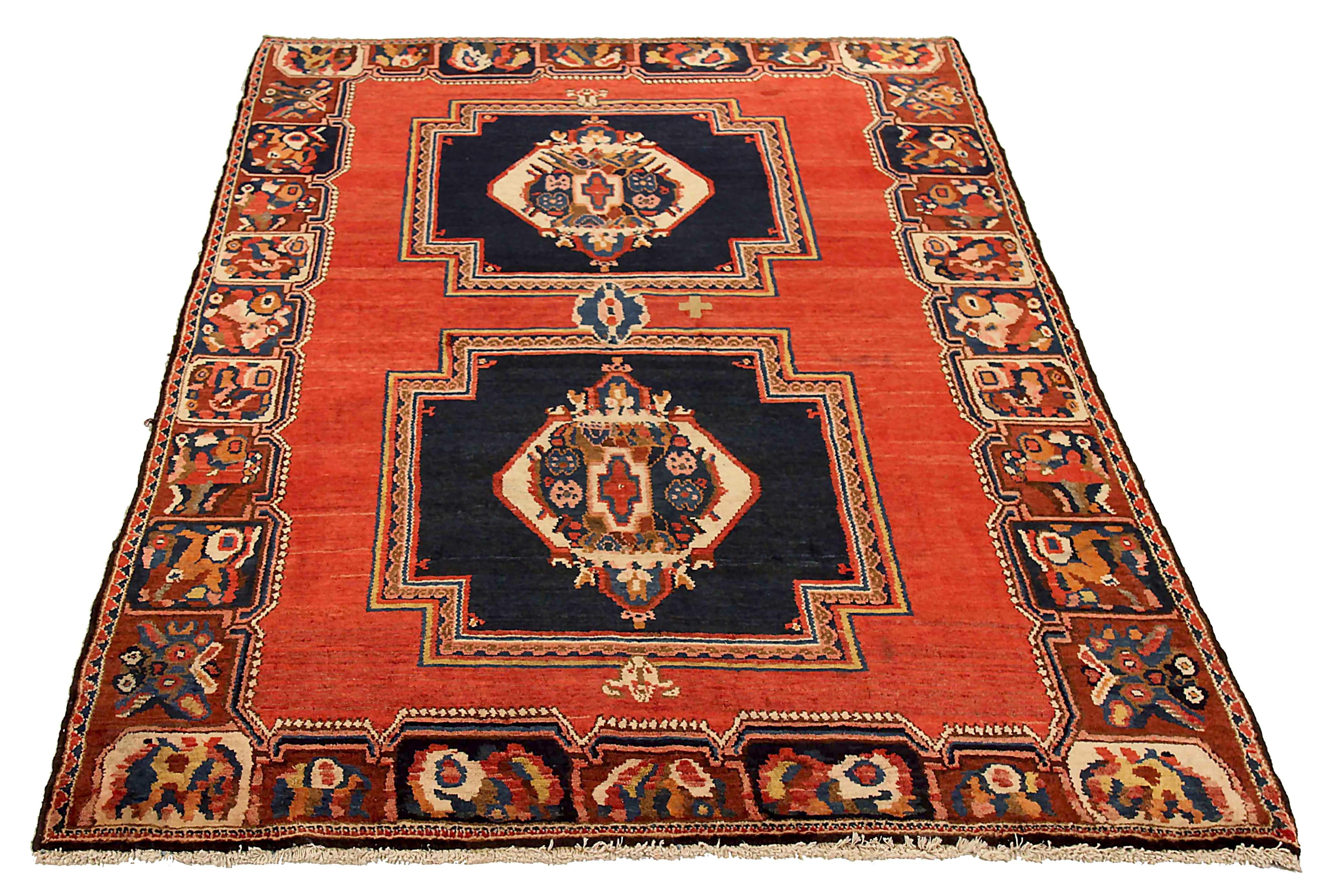 Ancien tapis persan tissé à la main à partir de la meilleure laine de mouton. Il est coloré avec des colorants végétaux entièrement naturels, sans danger pour les humains et les animaux de compagnie. Il s'agit d'un modèle traditionnel Bakhtiar tissé