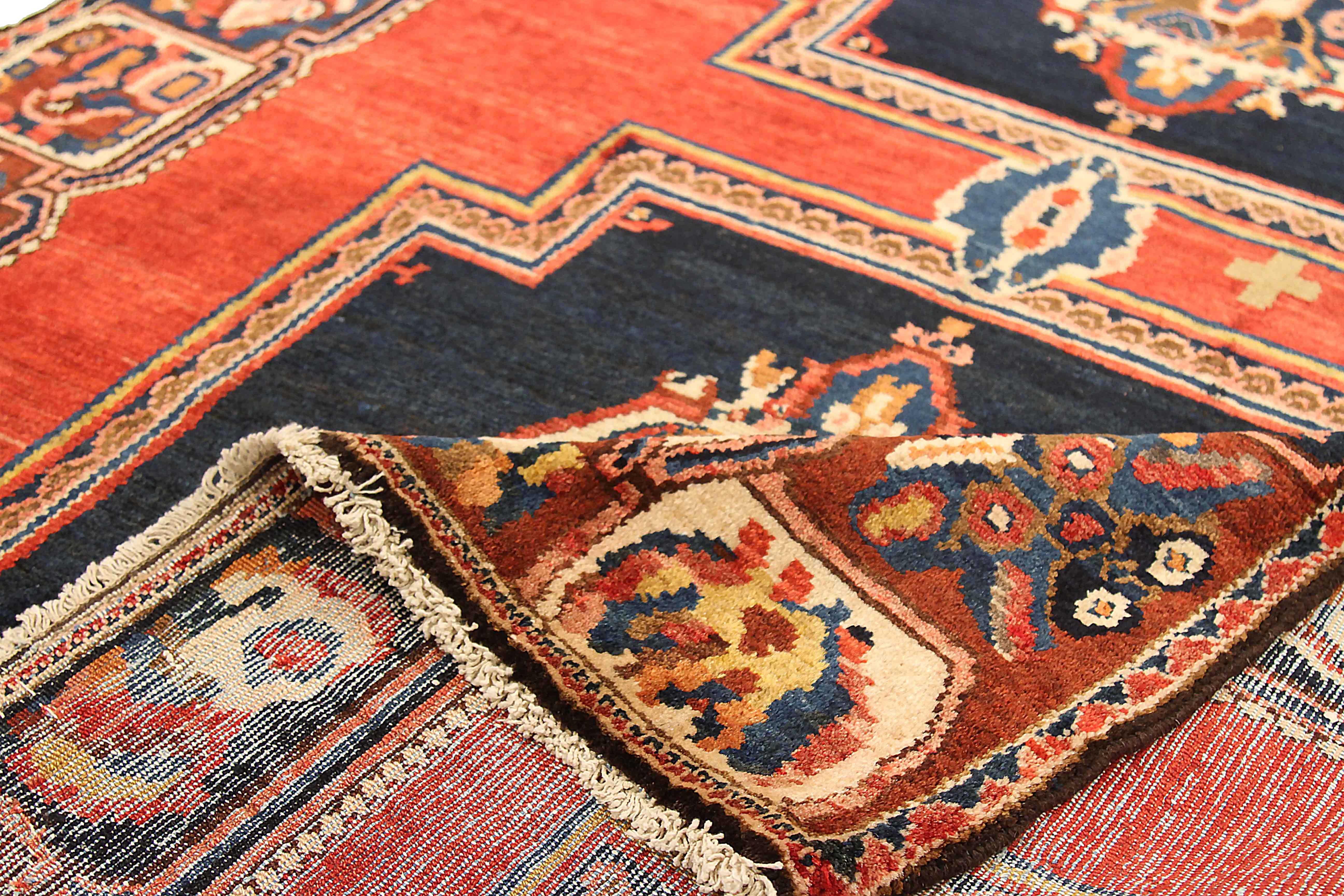Perse Tapis persan ancien à motif Bakhtiar en vente