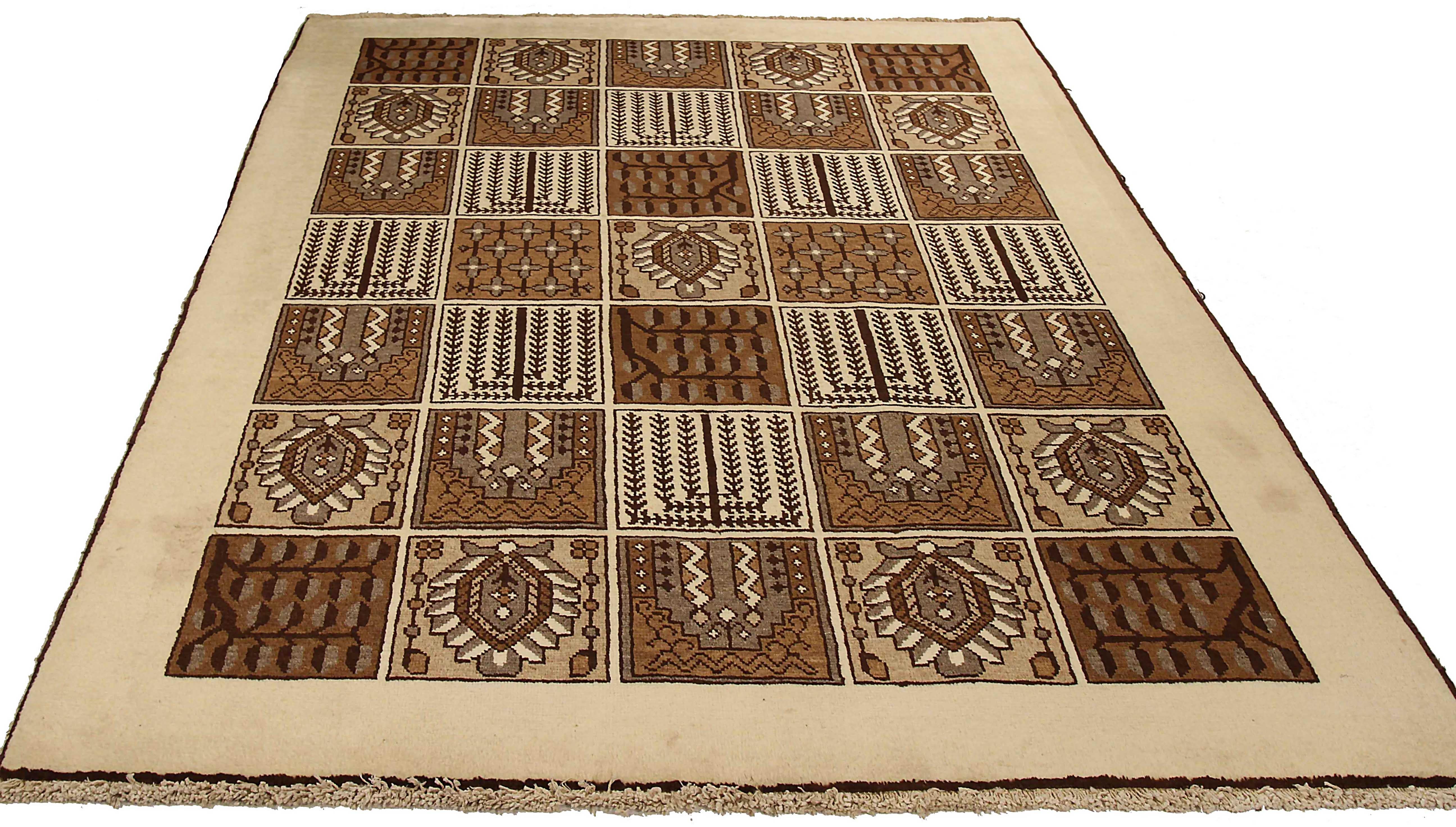 Ancien tapis persan tissé à la main à partir de la meilleure laine de mouton. Il est coloré avec des colorants végétaux entièrement naturels, sans danger pour les humains et les animaux de compagnie. Il s'agit d'un modèle traditionnel Bakhtiar tissé