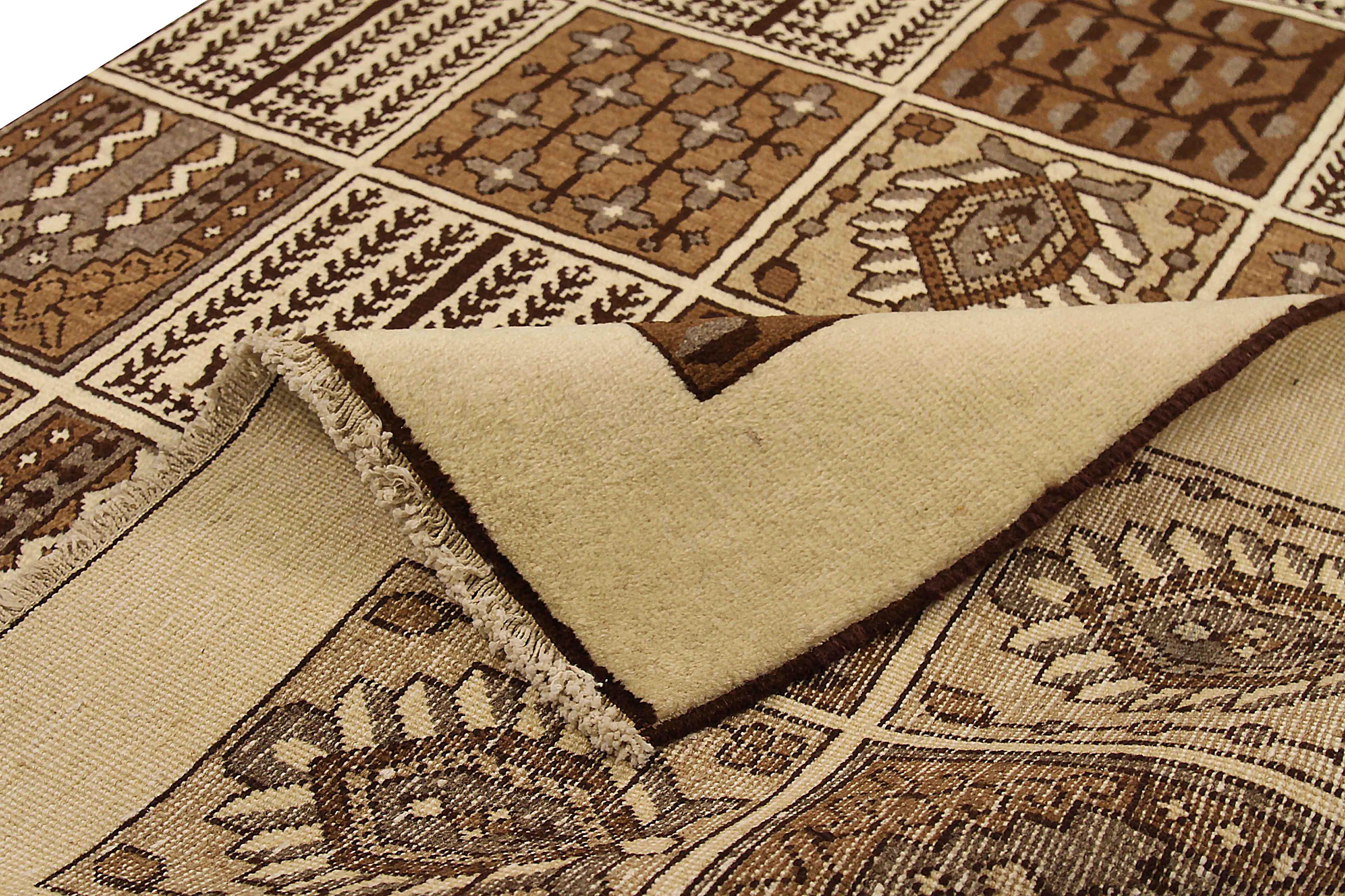 Perse Tapis persan ancien à motif Bakhtiar en vente