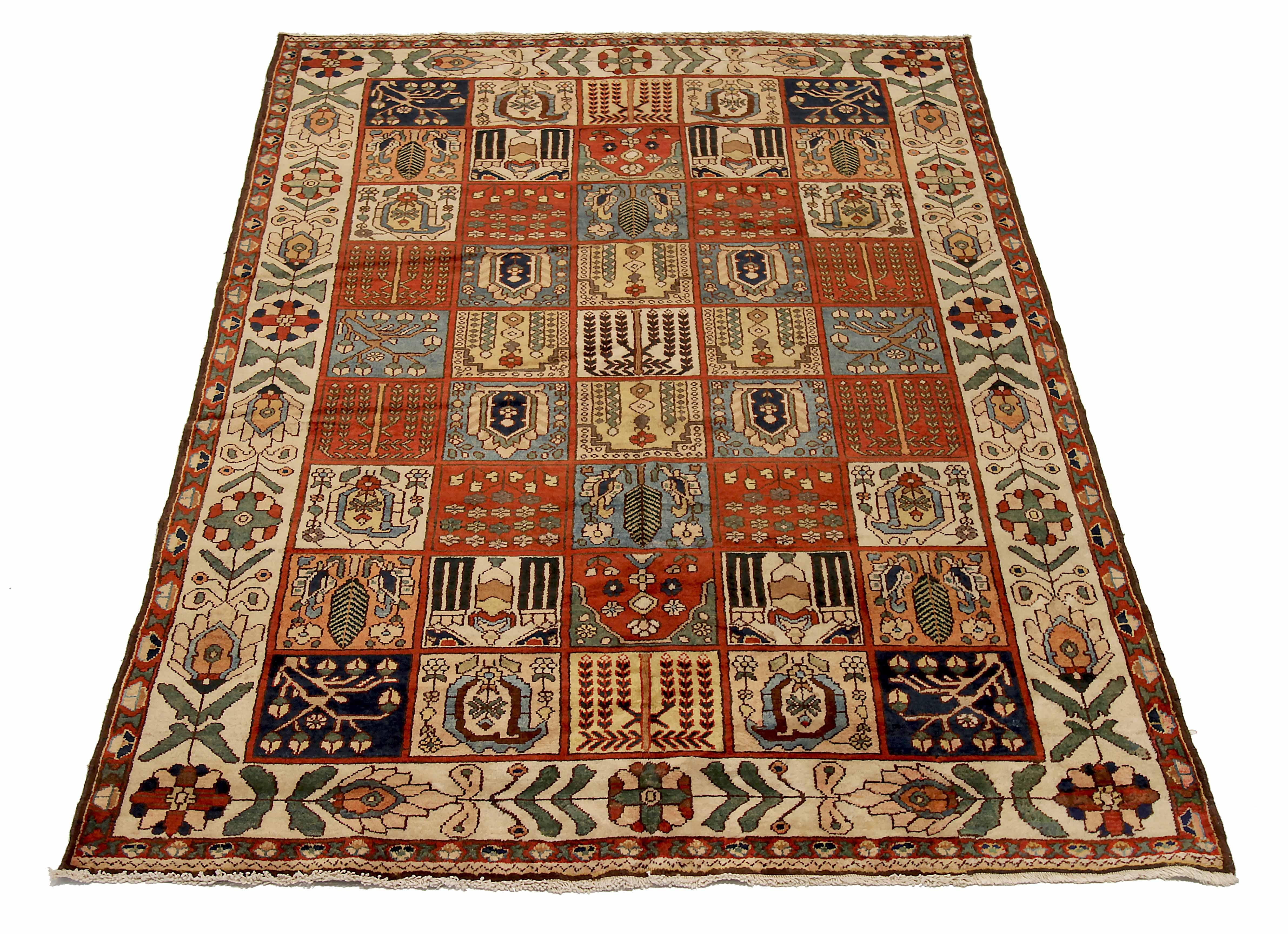 Ancien tapis persan tissé à la main à partir de la meilleure laine de mouton. Il est coloré avec des colorants végétaux entièrement naturels, sans danger pour les humains et les animaux de compagnie. Il s'agit d'un modèle traditionnel Bakhtiar tissé