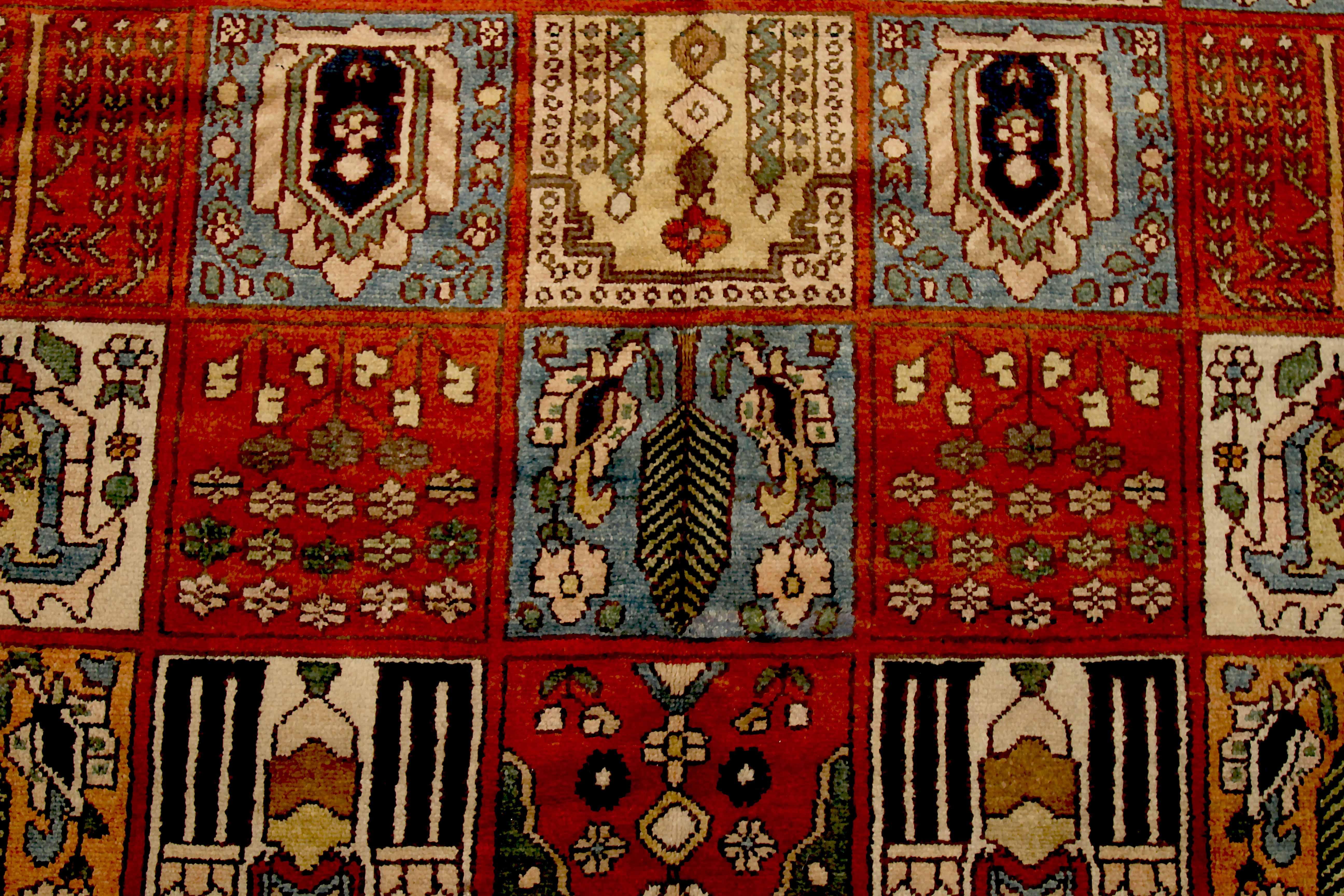 Tissé à la main Tapis persan ancien à motif Bakhtiar en vente