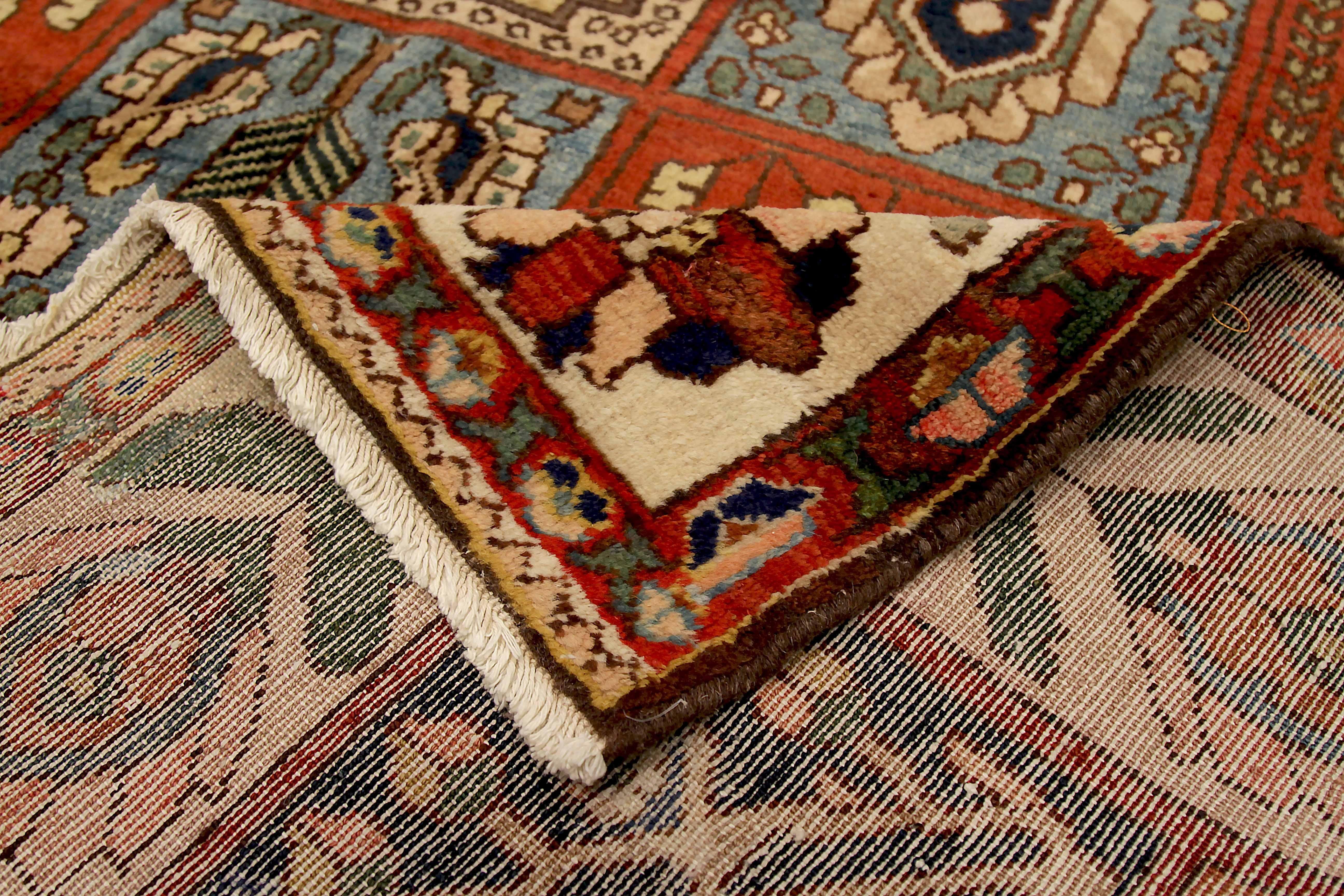 Tapis persan ancien à motif Bakhtiar Excellent état - En vente à Dallas, TX