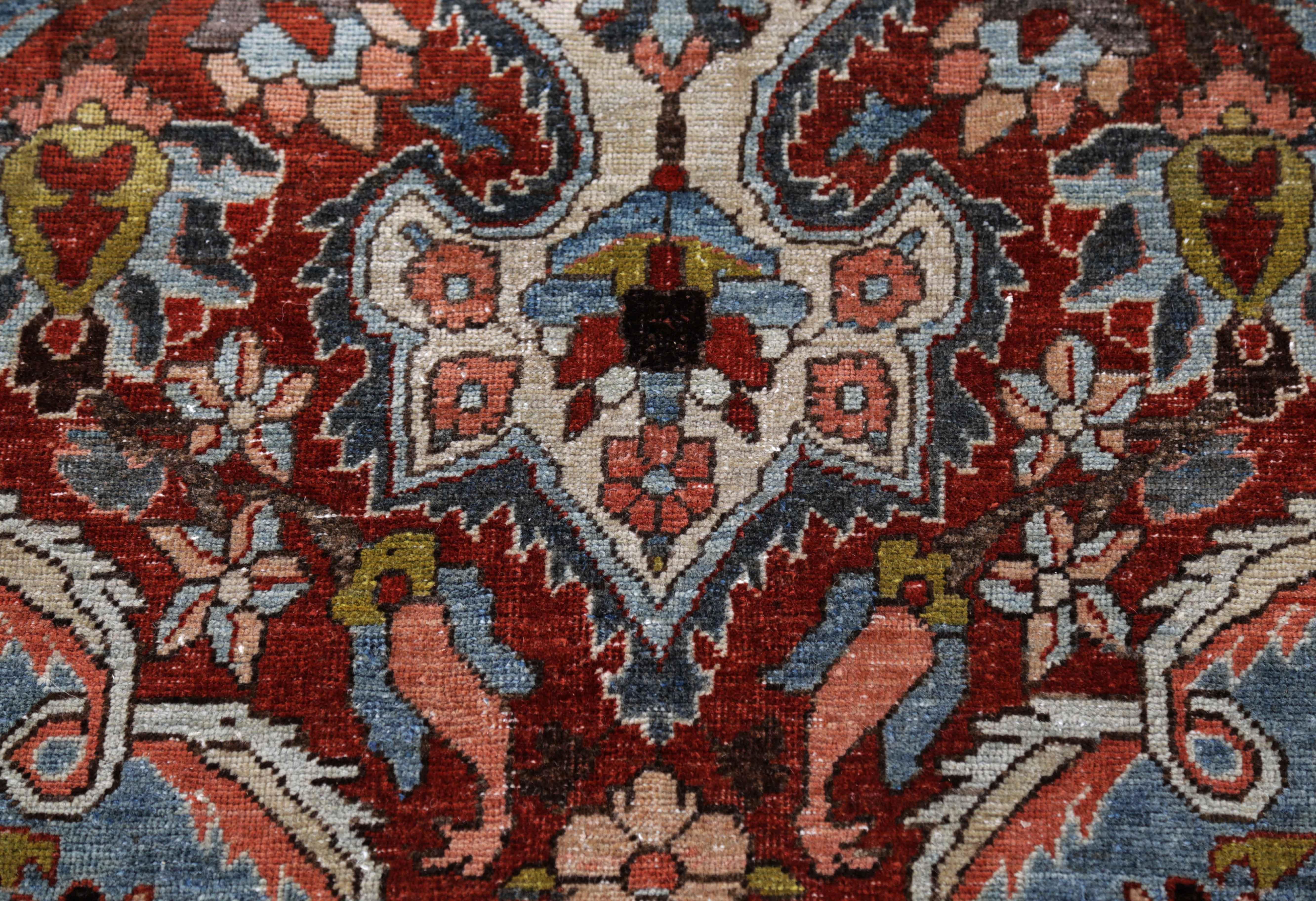 Antiker persischer Teppich in Bakhtiar-Design (Persisch) im Angebot