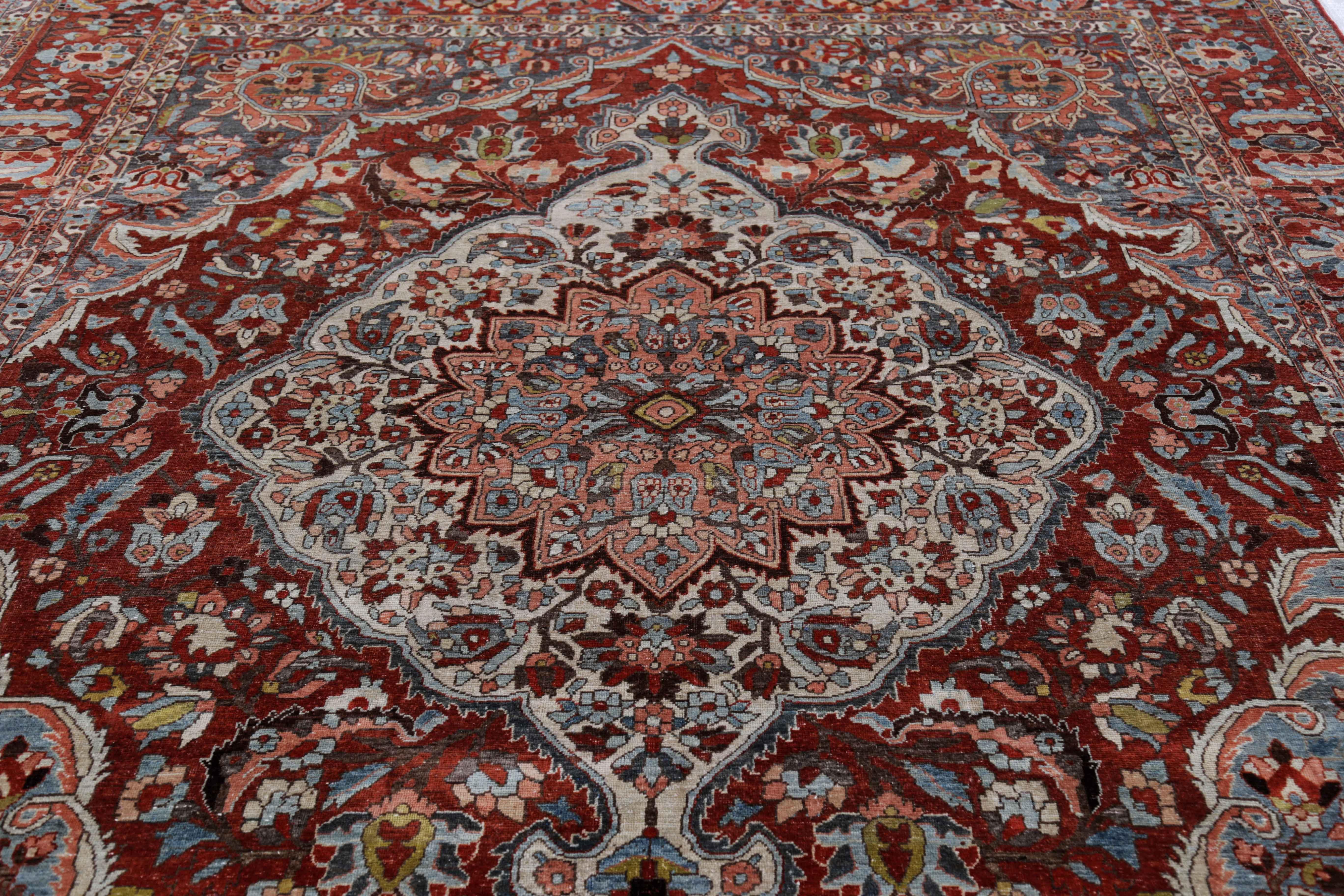 Antiker persischer Teppich in Bakhtiar-Design (Handgewebt) im Angebot