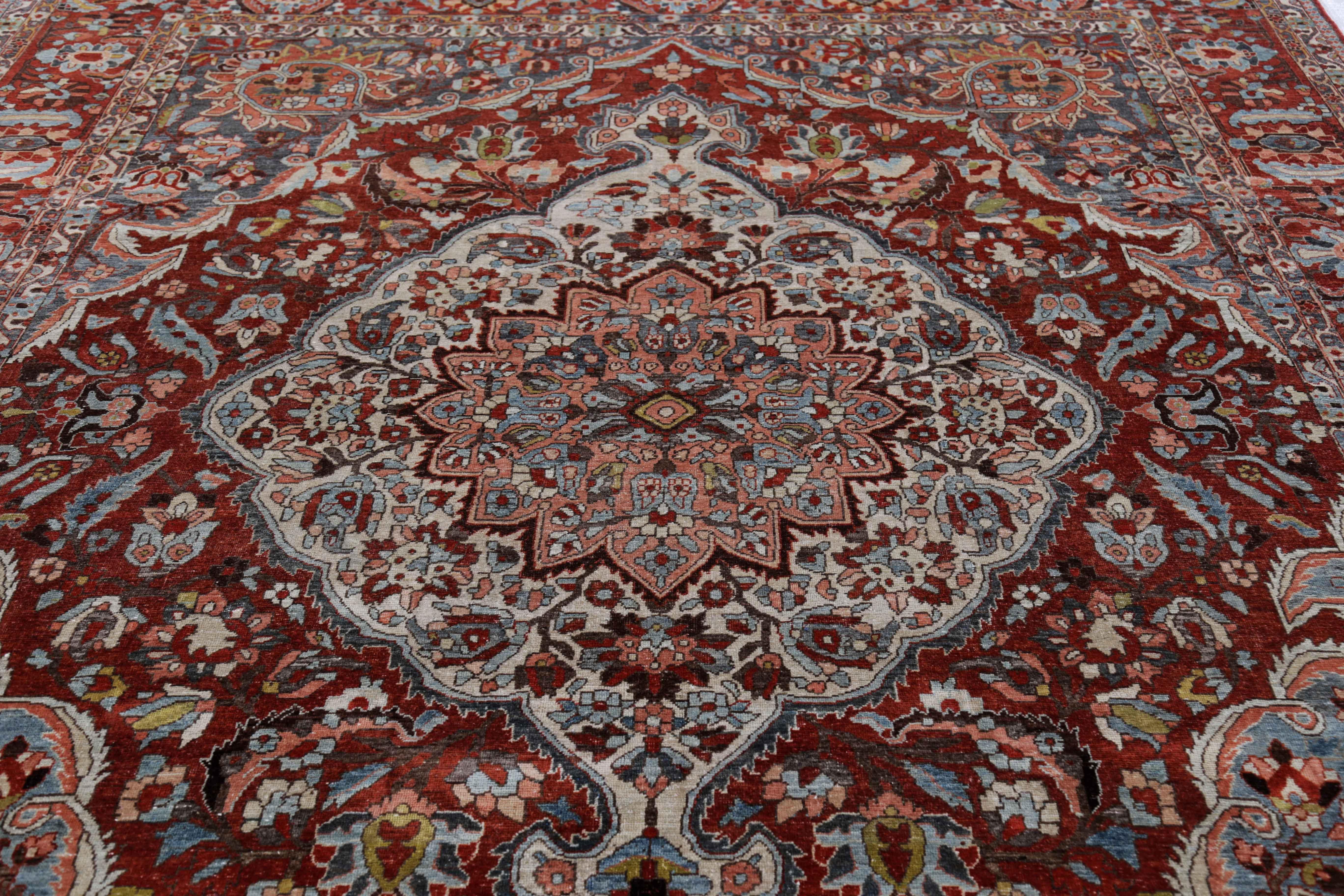 Antique Persian Area Rug Bakhtiar Design In Excellent Condition For Sale In Dallas, TX