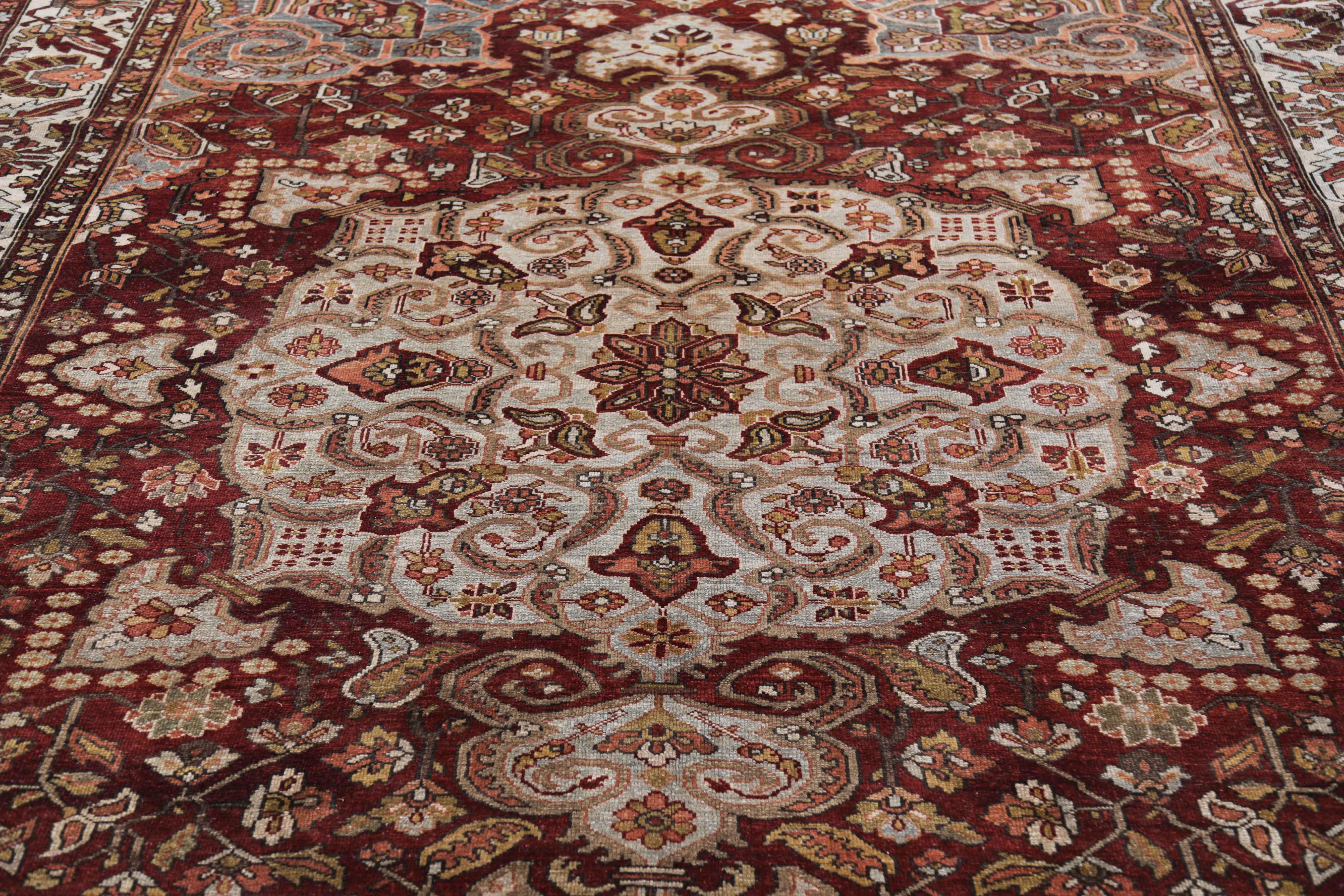 Antiker persischer Teppich in Bakhtiar-Design (Persisch) im Angebot