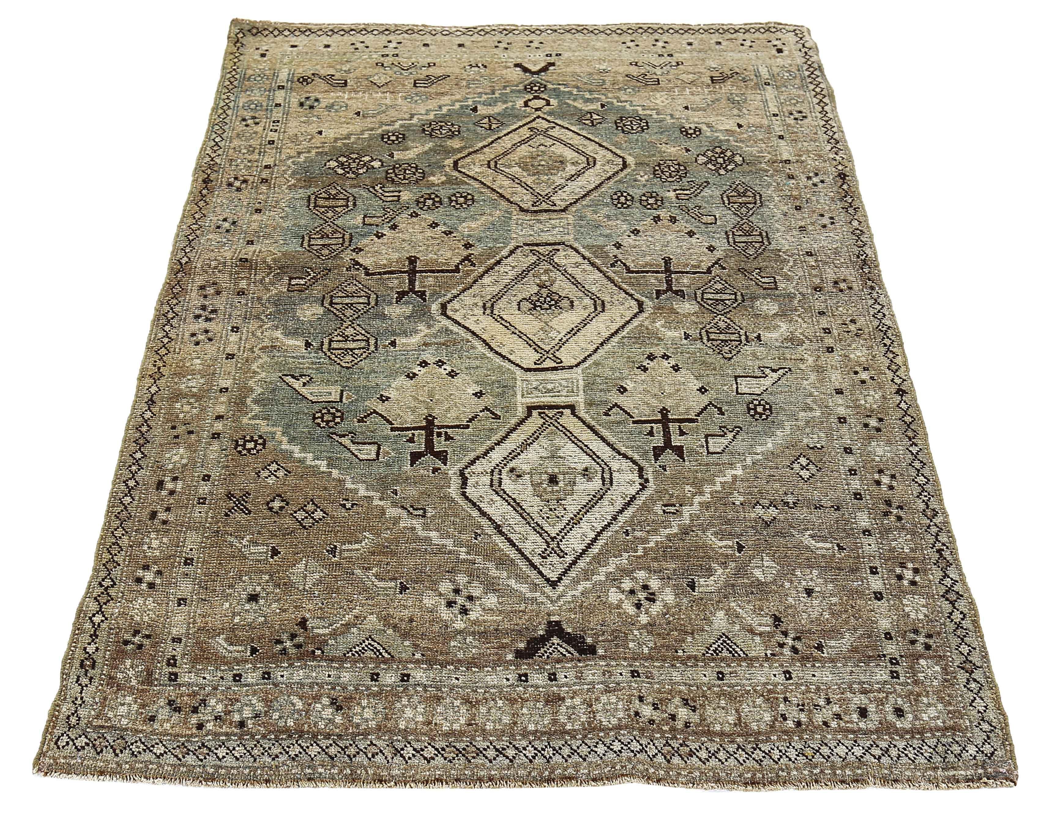 Antigua alfombra persa tejida a mano con la mejor lana de oveja. Está coloreado con tintes vegetales totalmente naturales que son seguros para humanos y mascotas. Es un diseño tradicional de Bijar tejido a mano por expertos artesanos. Es una