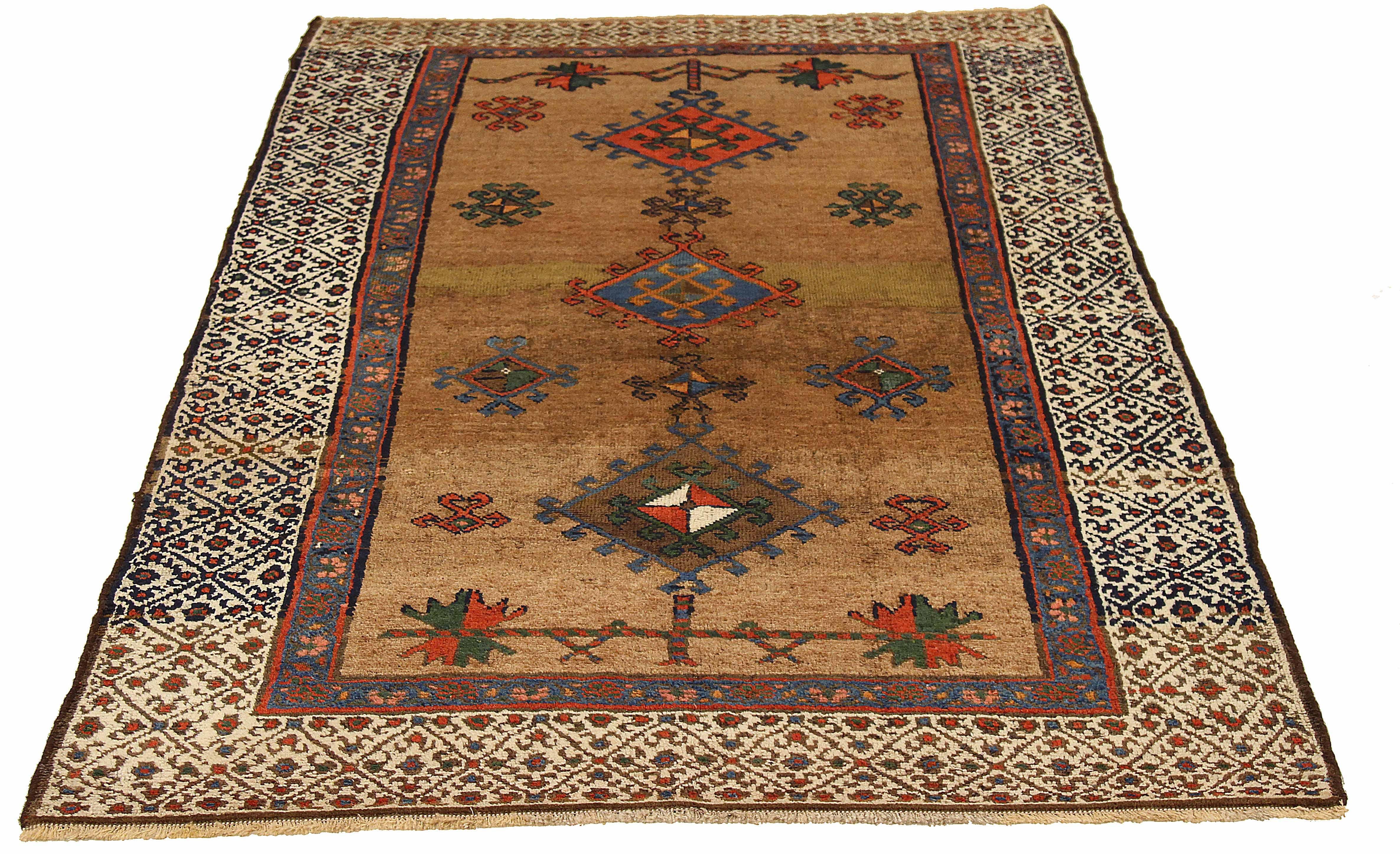 Offrez-vous le luxe d'un tapis persan ancien Bijar tissé à la main, fabriqué en laine de mouton de première qualité et coloré avec des teintures végétales naturelles et sûres. Des artisans experts ont méticuleusement tissé ce magnifique motif