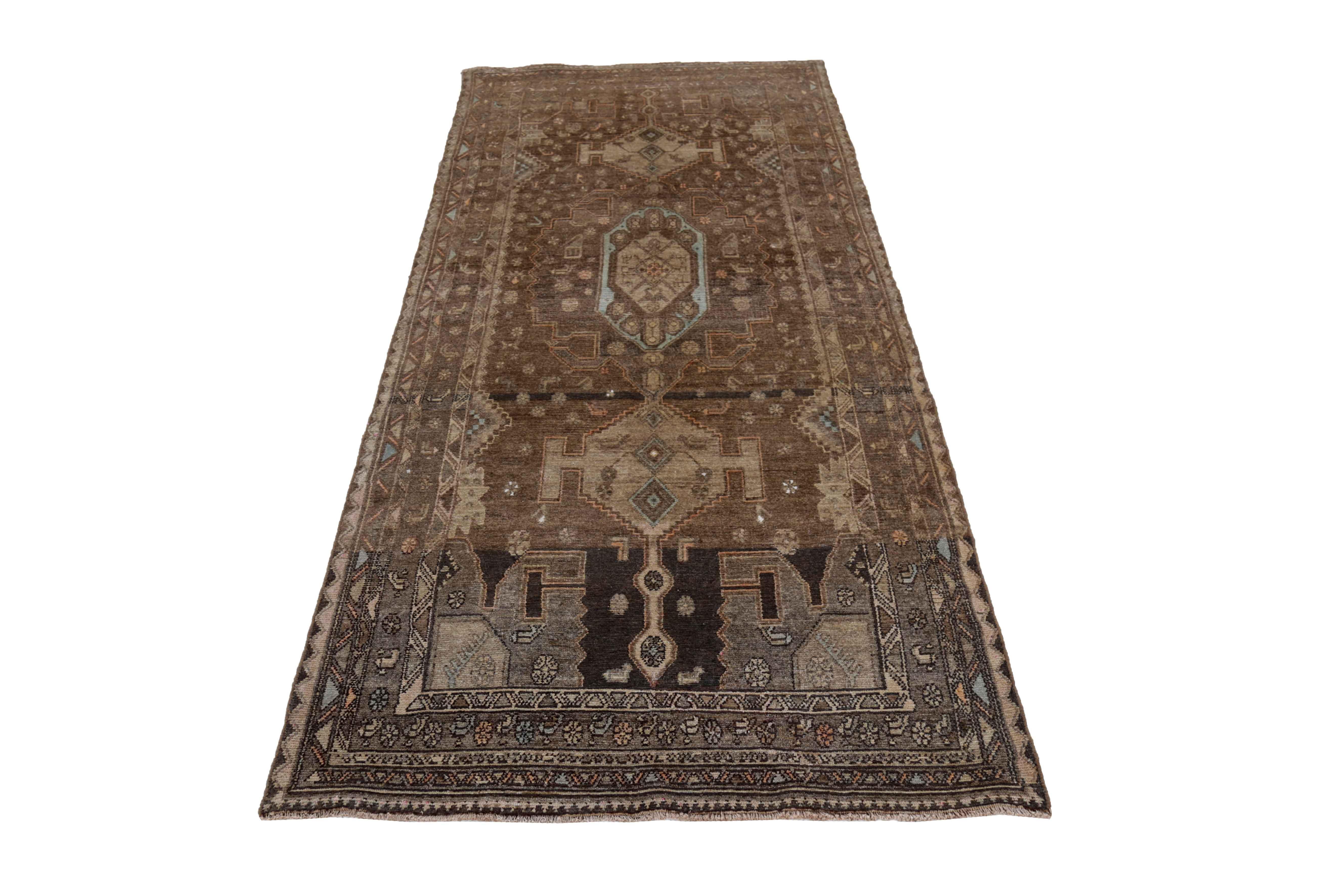Ancien tapis persan tissé à la main à partir de la meilleure laine de mouton. Il est coloré avec des colorants végétaux entièrement naturels, sans danger pour les humains et les animaux de compagnie. Il s'agit d'un modèle traditionnel Bijar tissé à