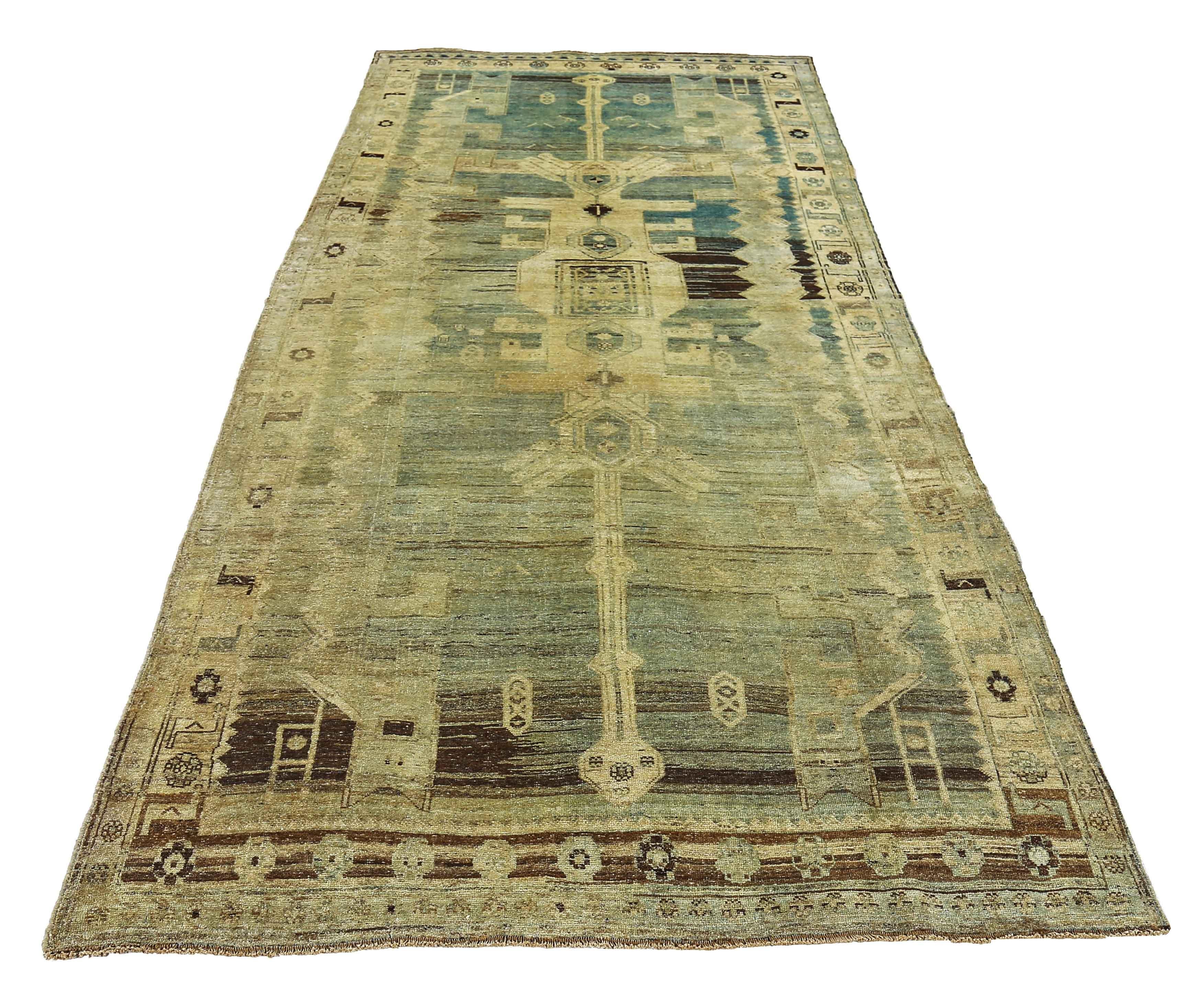 Antigua alfombra persa tejida a mano con la mejor lana de oveja. Está coloreado con tintes vegetales totalmente naturales que son seguros para humanos y mascotas. Es un diseño tradicional de Bijar tejido a mano por expertos artesanos. Es una