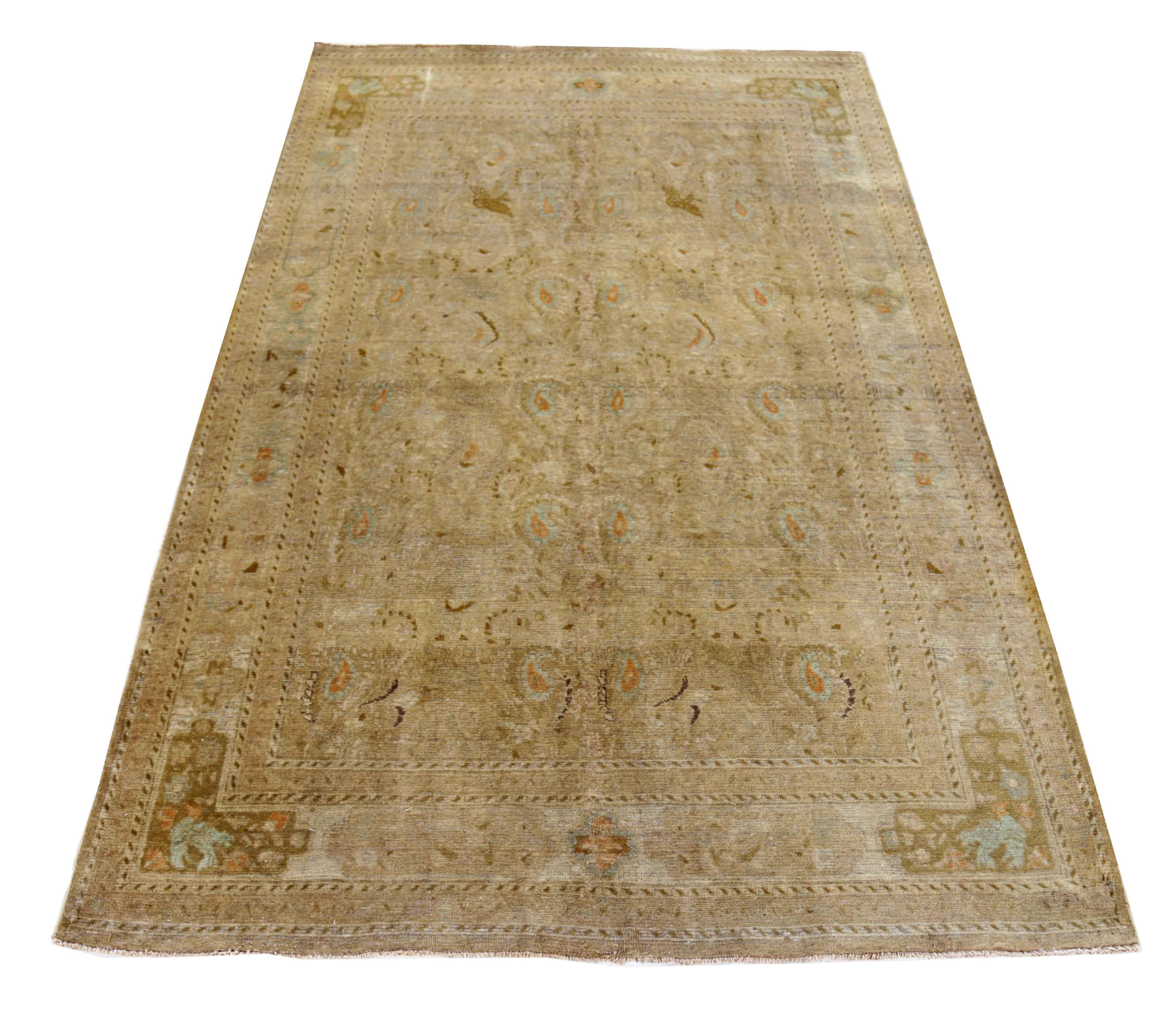 Ancien tapis persan tissé à la main à partir de la meilleure laine de mouton. Il est coloré avec des colorants végétaux entièrement naturels, sans danger pour les humains et les animaux de compagnie. Il s'agit d'un modèle traditionnel Bijar tissé à