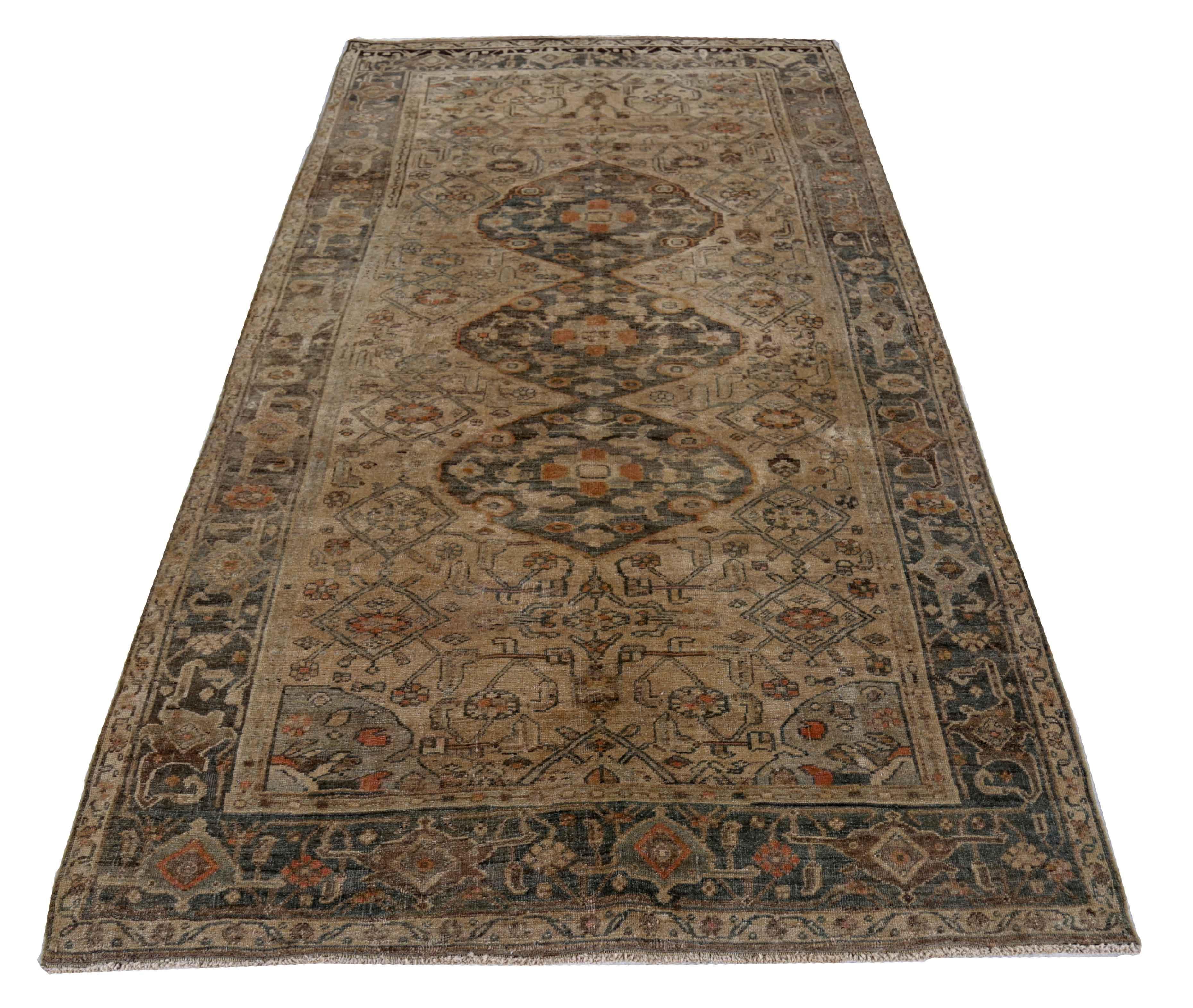 Ancien tapis persan tissé à la main à partir de la meilleure laine de mouton. Il est coloré avec des colorants végétaux entièrement naturels, sans danger pour les humains et les animaux de compagnie. Il s'agit d'un modèle traditionnel Bijar tissé à