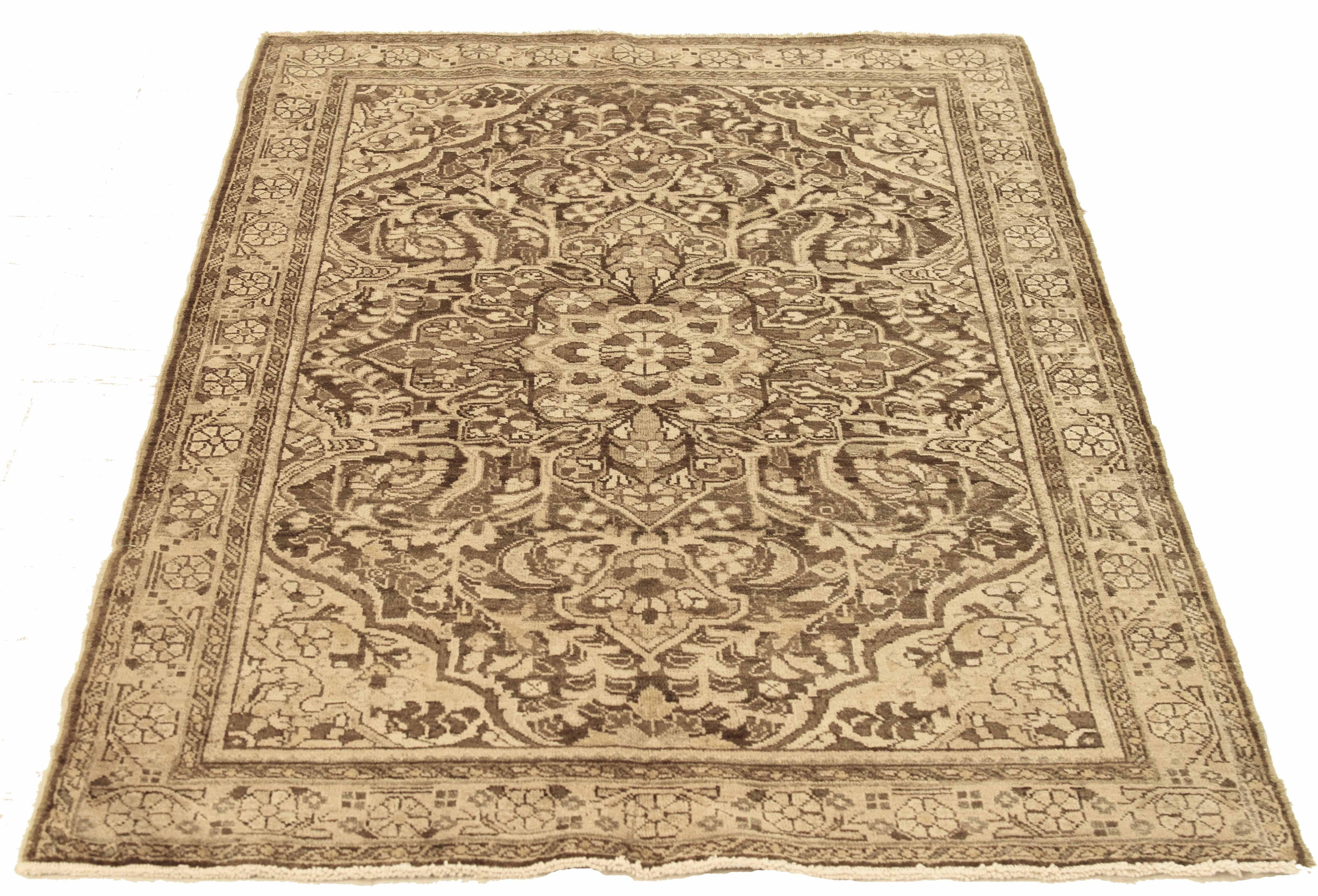 Tapis persan ancien - tissé à la main avec de la laine de mouton de qualité supérieure et des teintures végétales naturelles.

Ce tapis exquis est fabriqué à la main avec la meilleure laine de mouton et coloré avec des teintures végétales